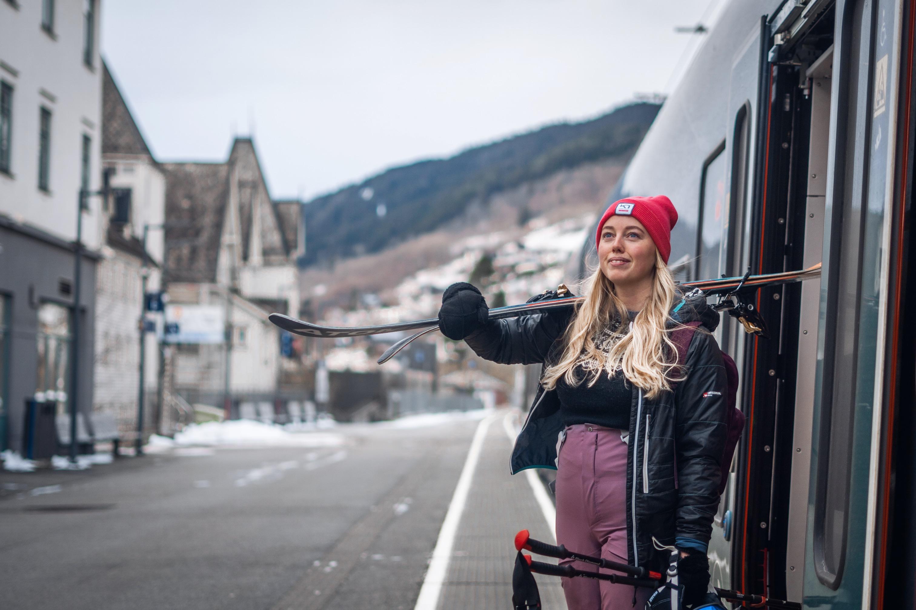 A skiier arriving Voss by train