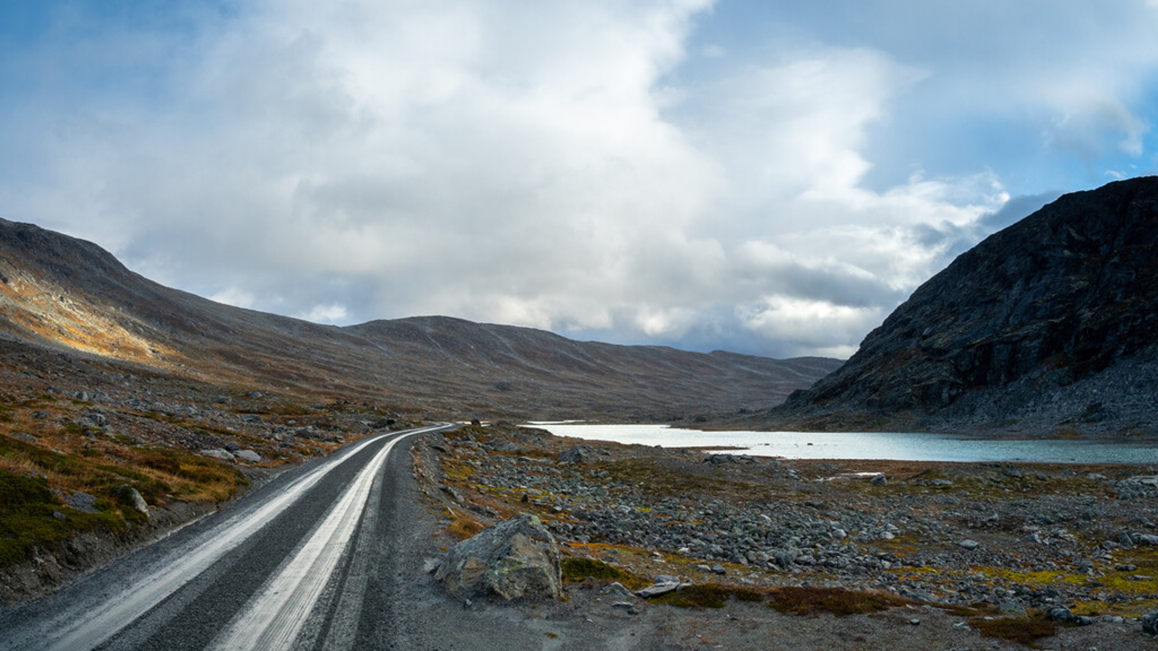 Langvatnet and the old Strynefjellet road