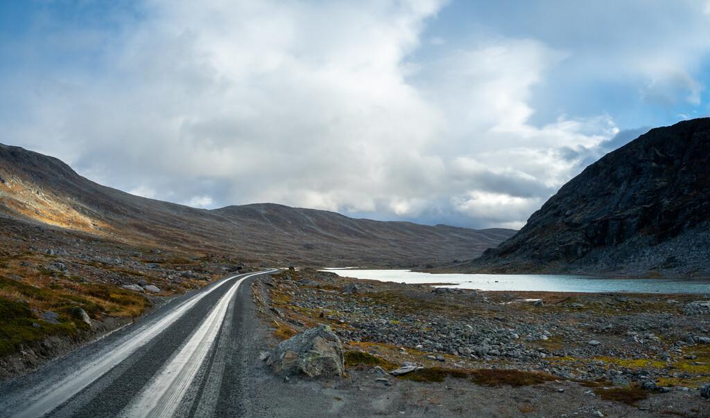 Langvatnet and the old Strynefjellet road