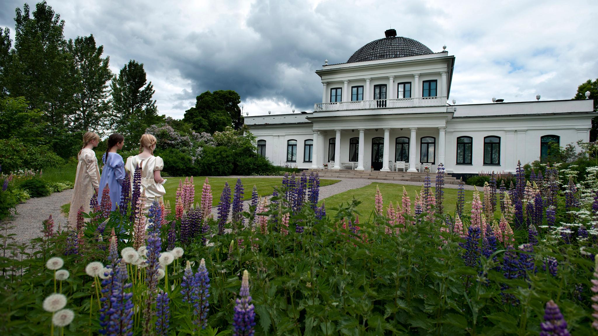 Three women in front of the Ulefos Hovedgaard