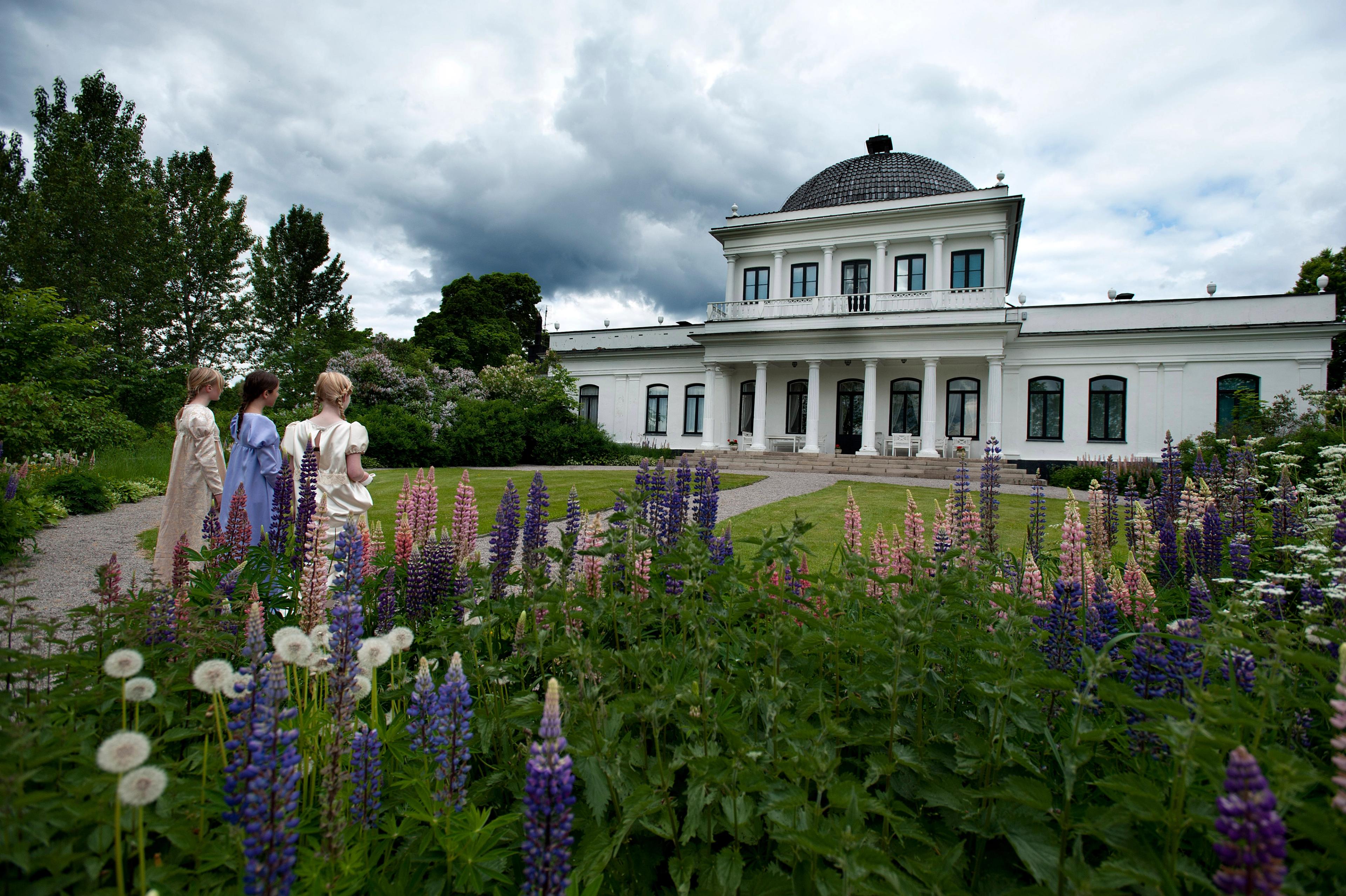 Three women in front of the Ulefos Hovedgaard