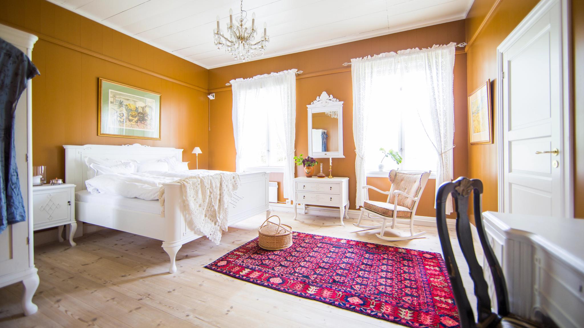 Interior image of one of the rooms at the farm Hoel Gård on the Nes peninsula in Ringsaker, Eastern Norway