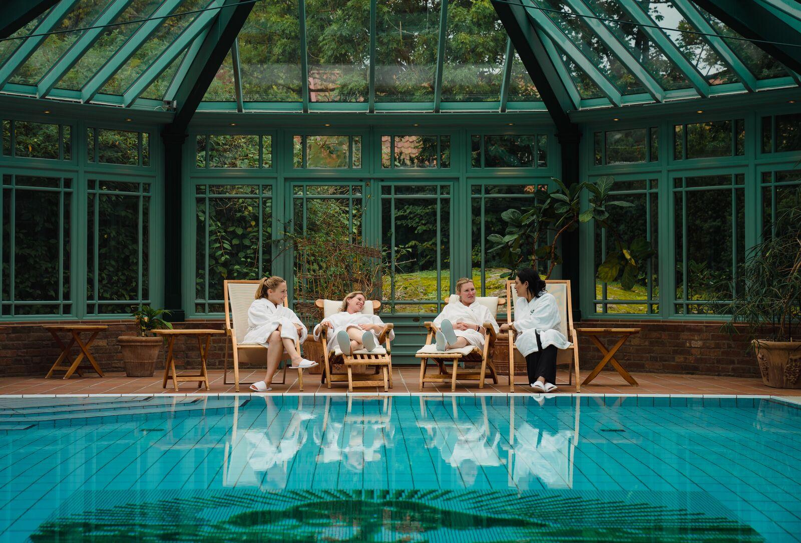 Fire kvinder slapper af i en indendørs pool på Engø Gård i Tjøme, Østlandet