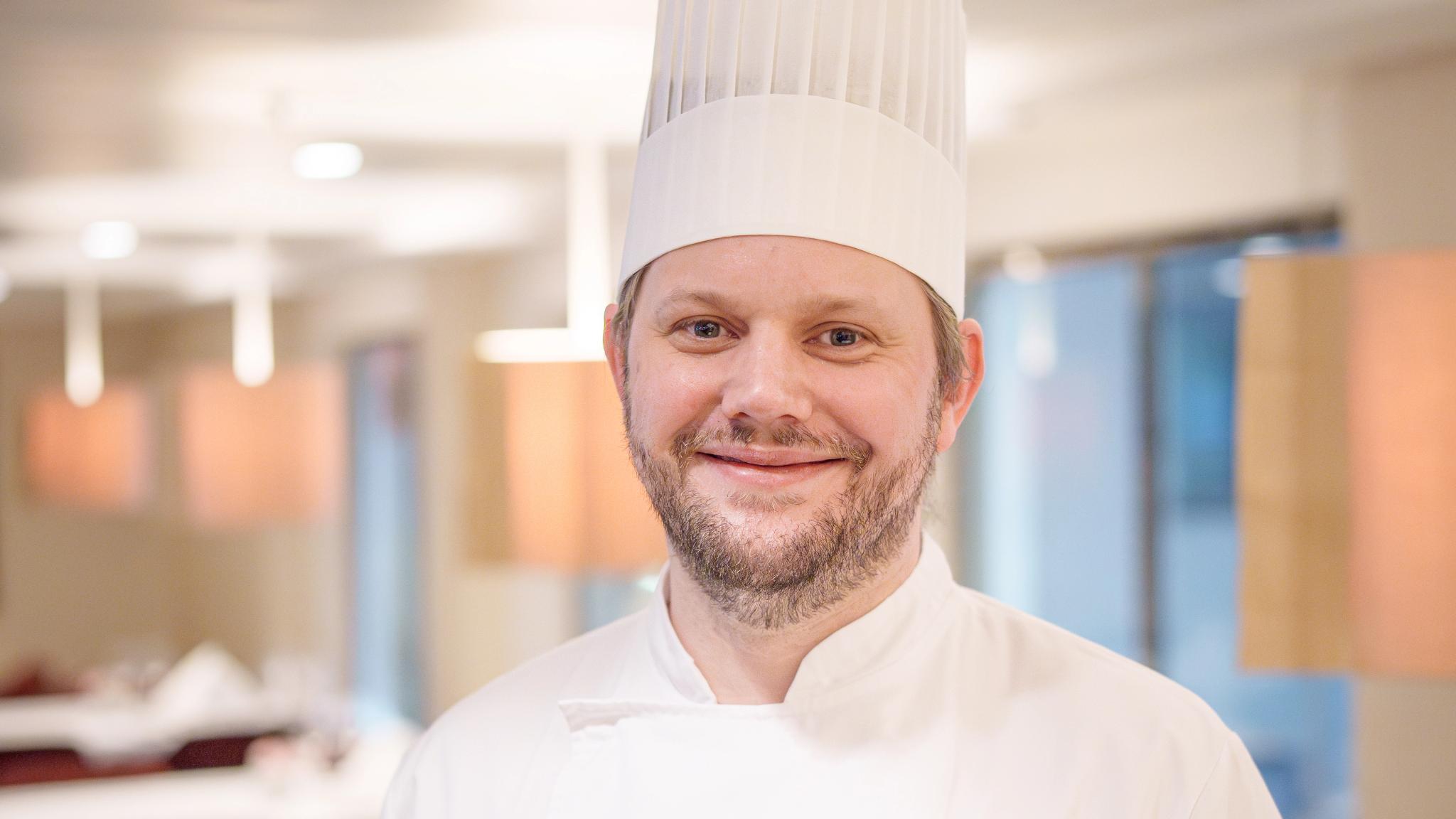 Et portrett bilde av kokken Frank Kristoffersen på Hurtigruten