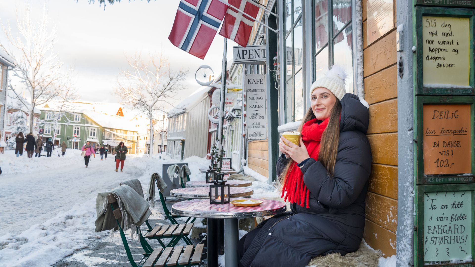Women enjoying coffée at Bakklandet, Trondheim