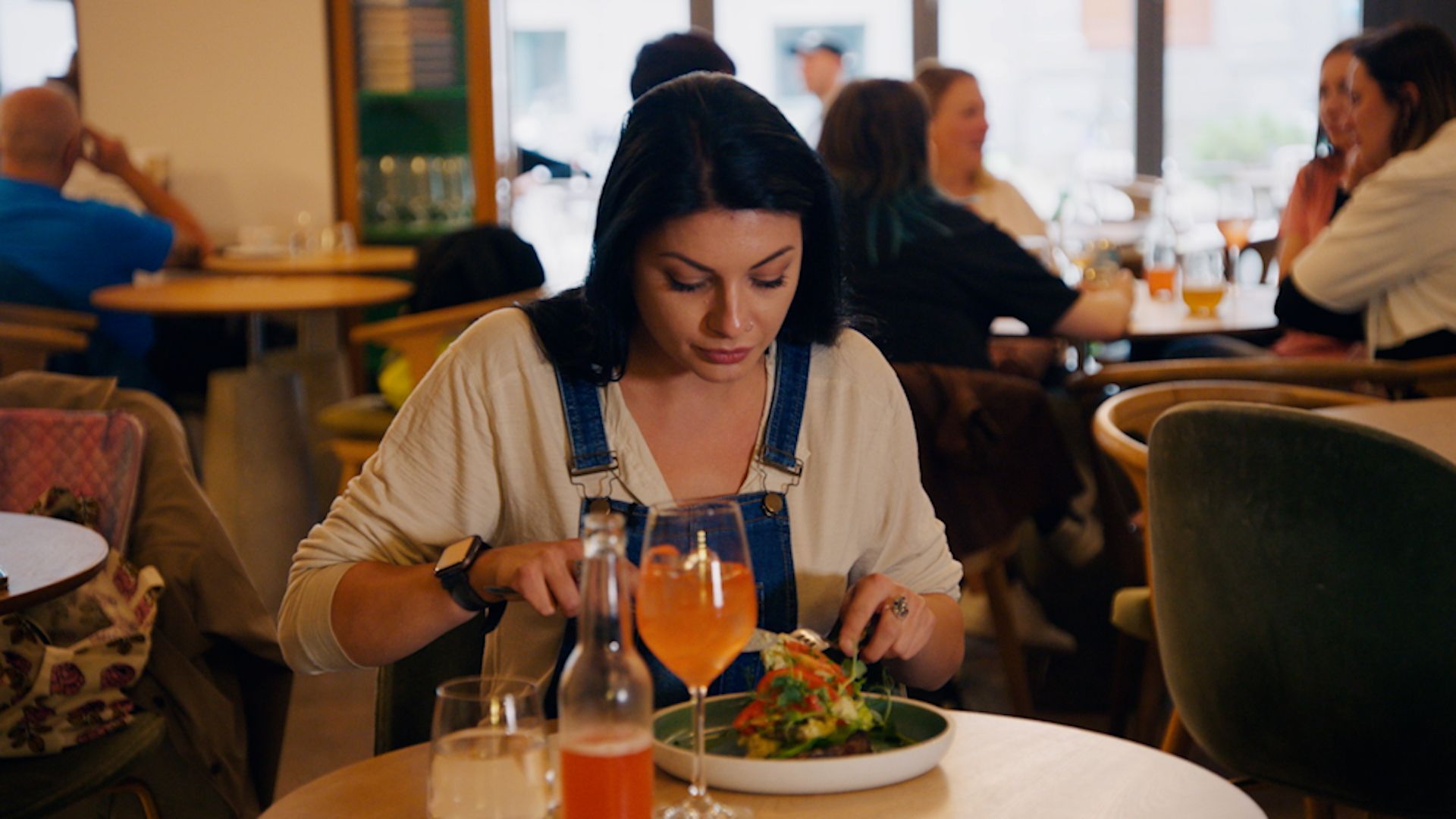 A woman eating a salad at Sellanraa in Trondheim