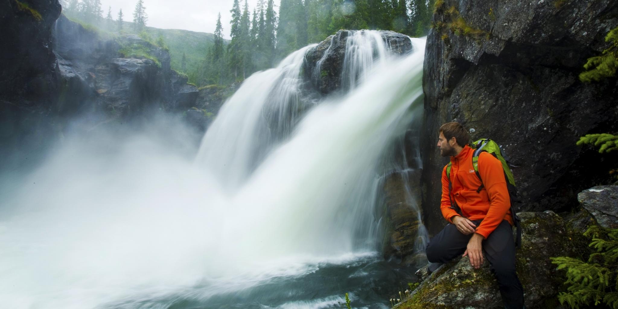 En mann ser på Rjukanfossen i Hemsedal
