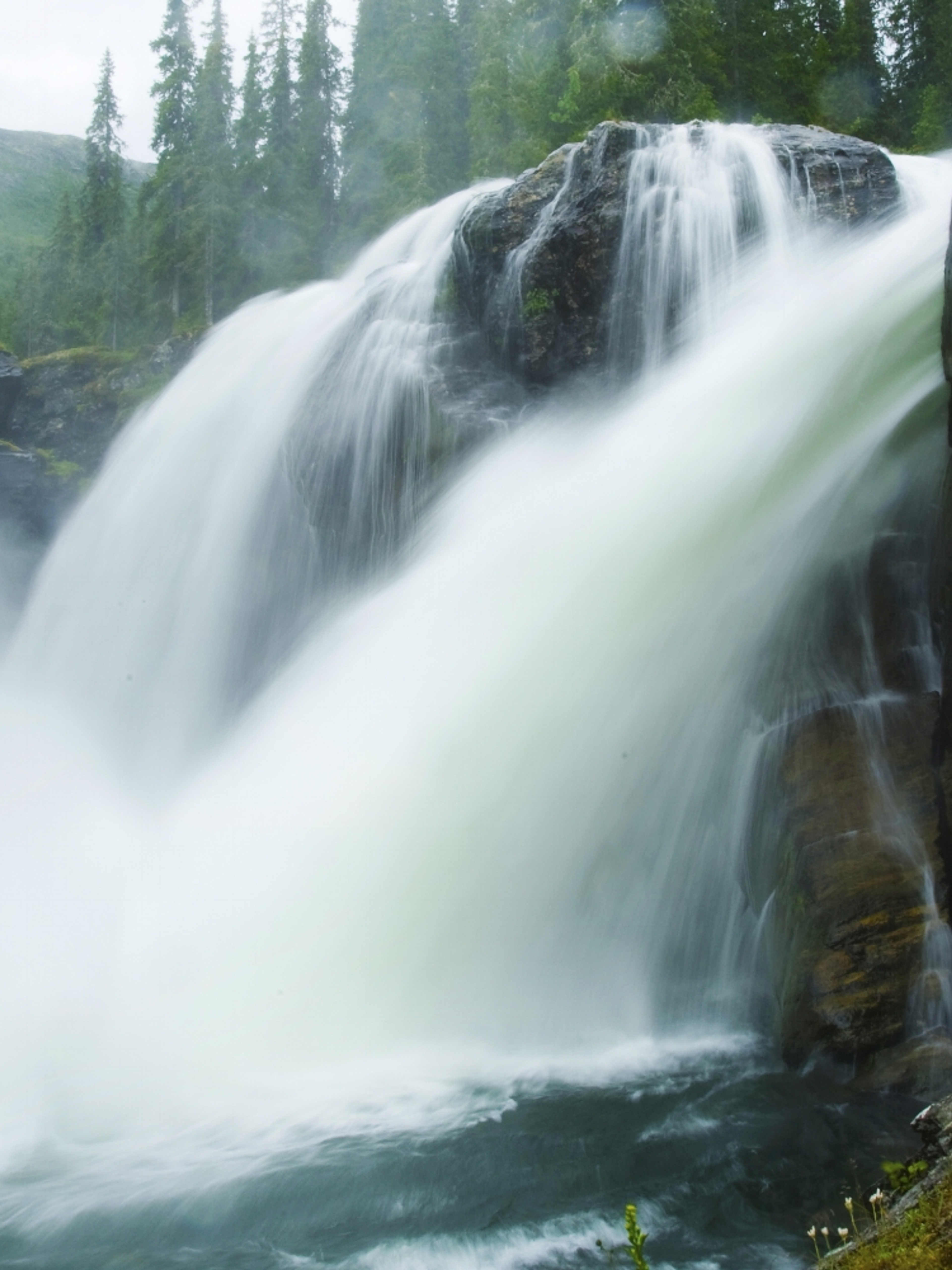 En mann ser på Rjukanfossen i Hemsedal