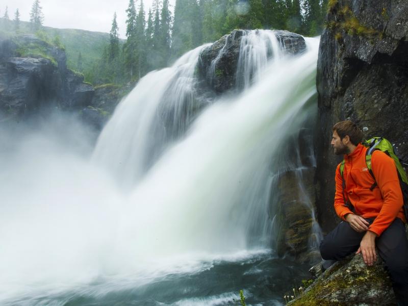 En mann ser på Rjukanfossen i Hemsedal