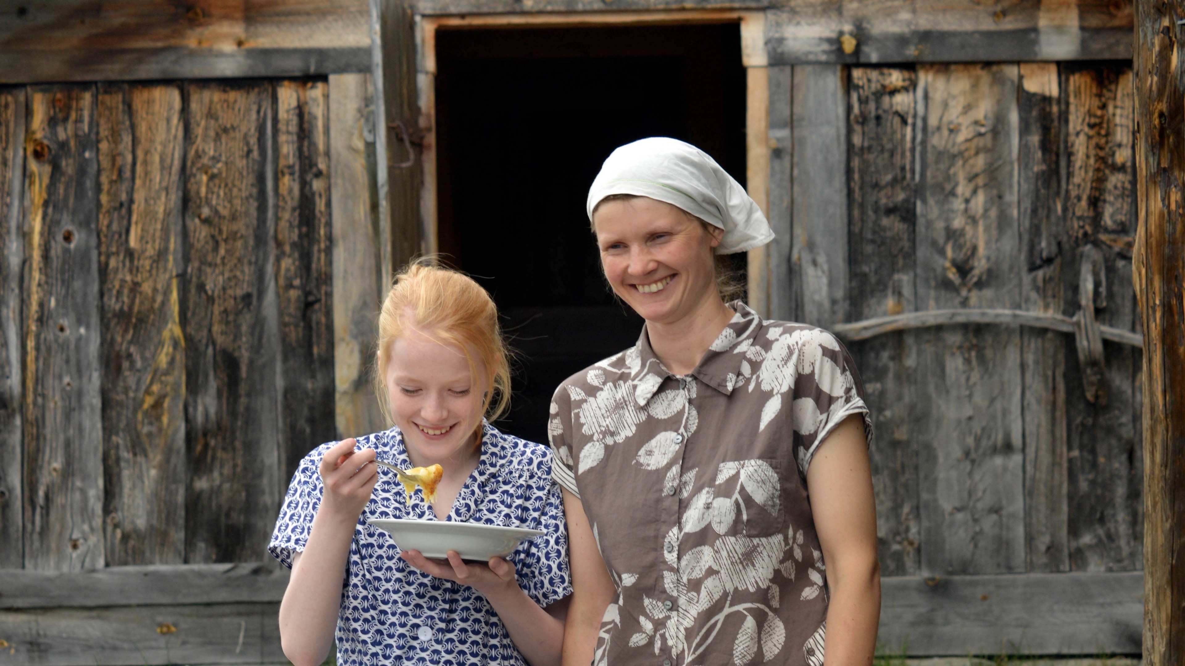 Zwei Frauen essen Rømmegrøt (Sauerrahmbrei) in Rjukan in der Telemark, Ostnorwegen