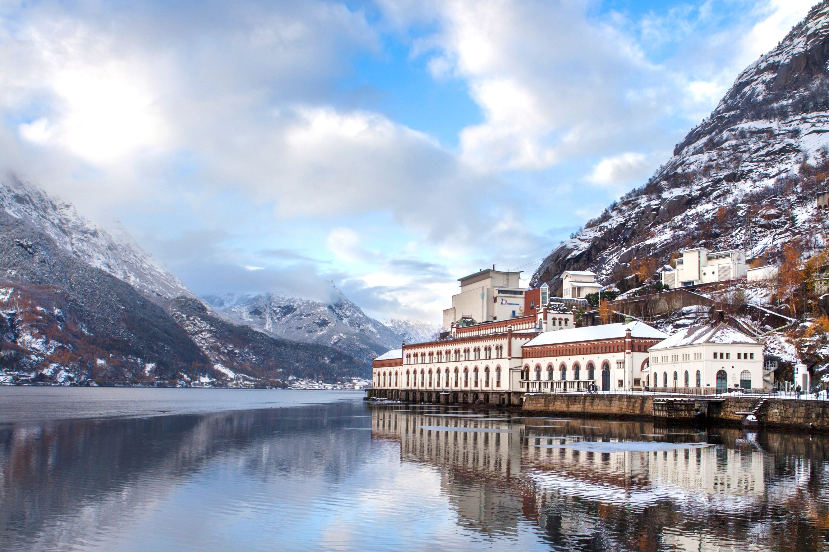 Norsk Vasskraft og Industristadmuseum i Tyssedal om vinteren