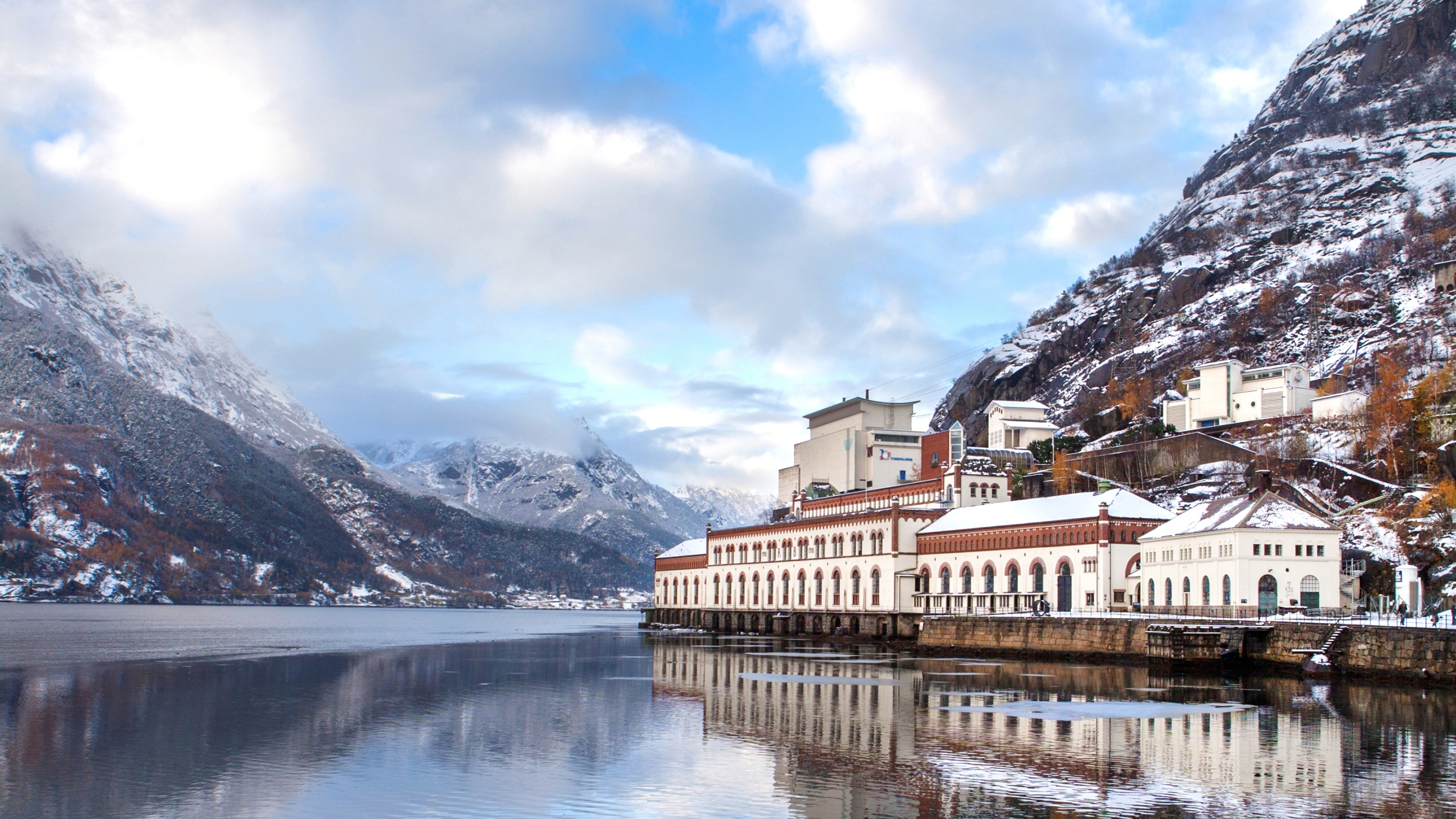 Norsk Vasskraft og Industristadmuseum i Tyssedal om vinteren
