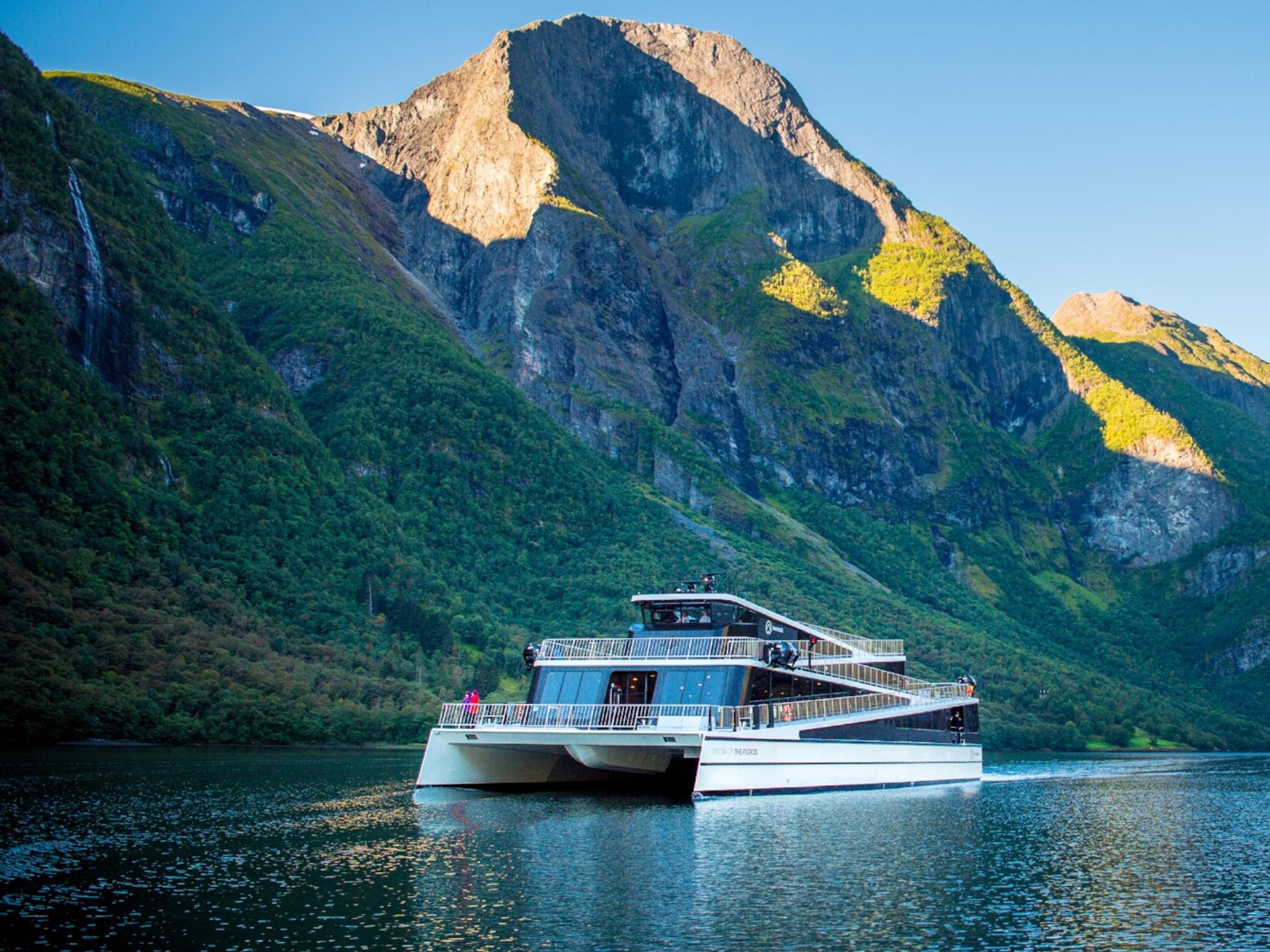 Hybridskipet Vision of the Fjords på Aurlandsfjorden omgitt av høye fjell