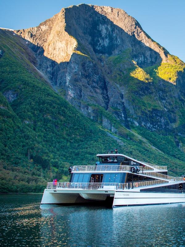Hybridskipet Vision of the Fjords på Aurlandsfjorden omgitt av høye fjell