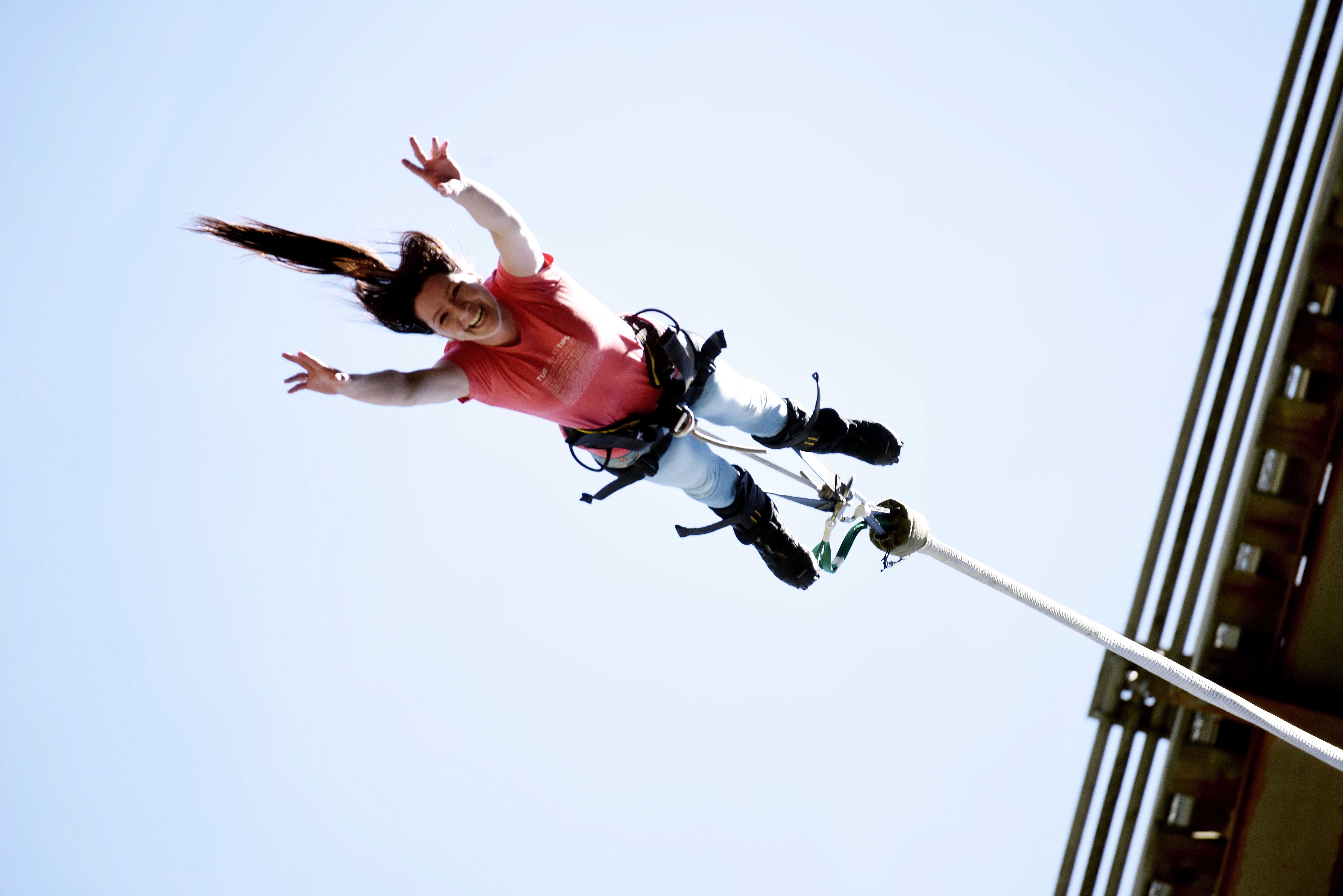 Ein Bungee-Jumperin auf einer Brücke in Rjukan in der Telemark, Ostnorwegen