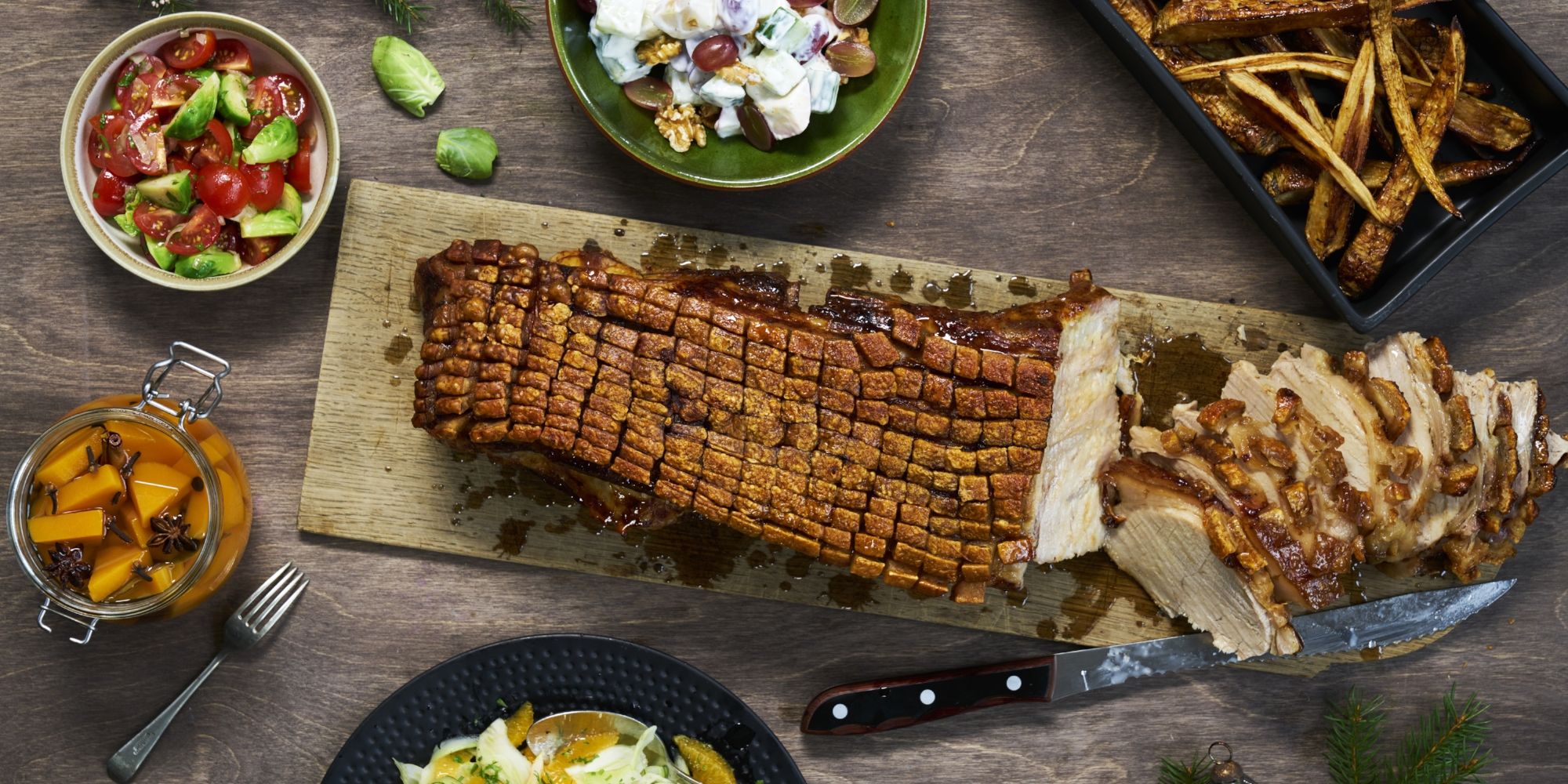 Tradisjonell norsk juleribbe med tilbehør