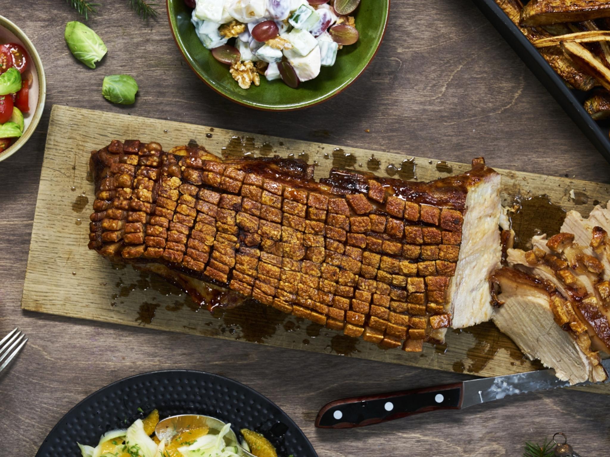 Tradisjonell norsk juleribbe med tilbehør