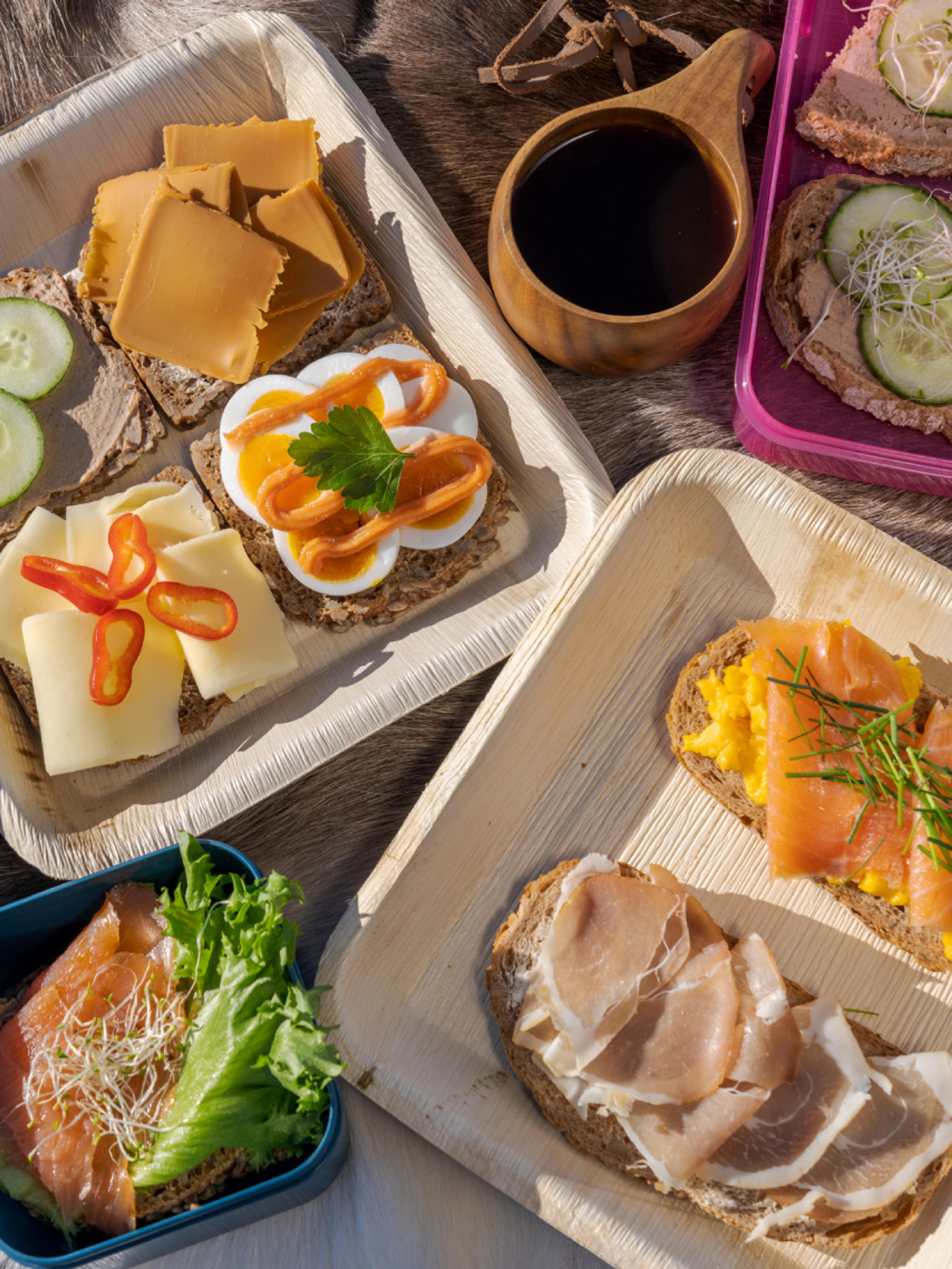 A typical Norwegian lunch box with bread and different toppings