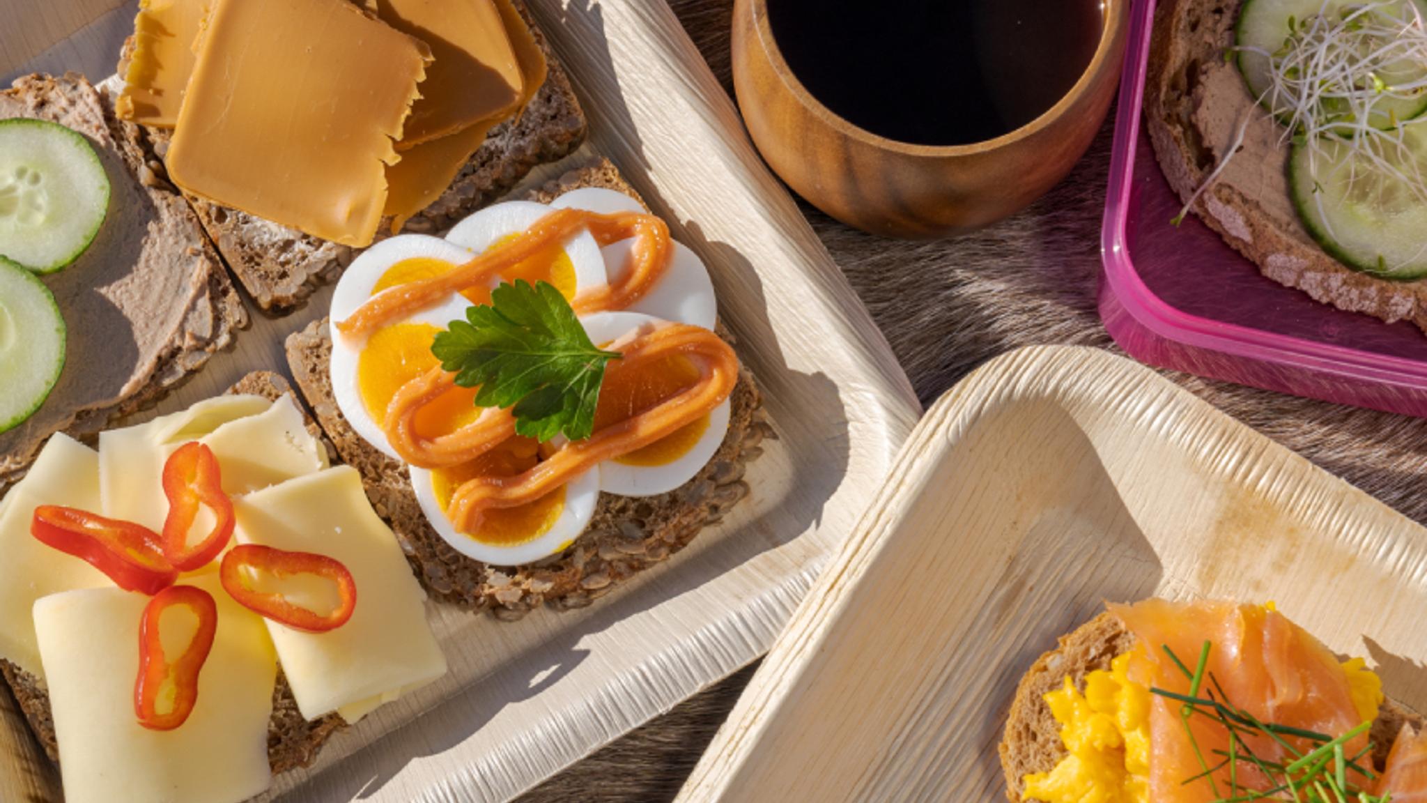 A typical Norwegian lunch box with bread and different toppings
