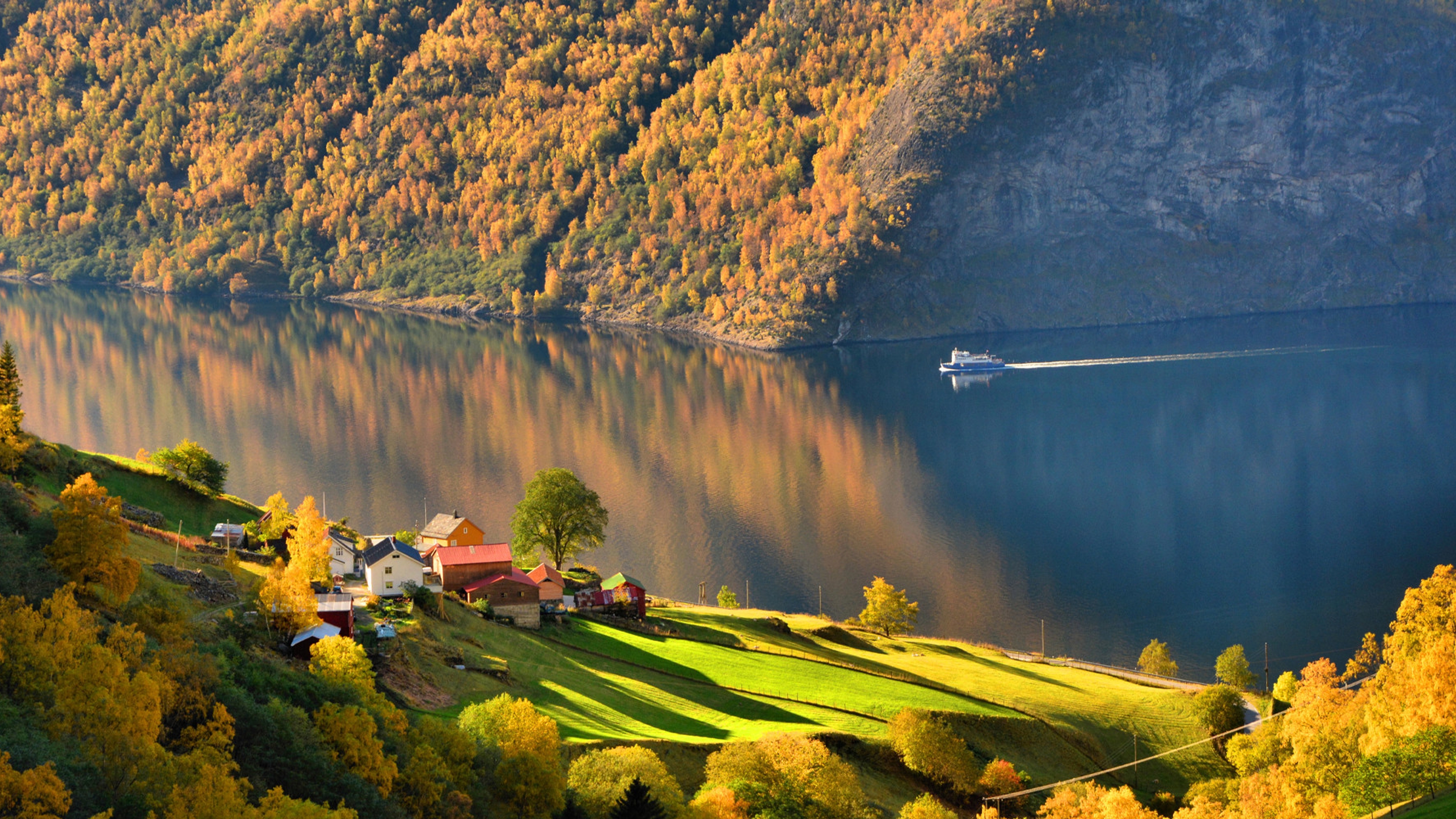 Aurlandsfjorden på Vestlandet i høstfarger