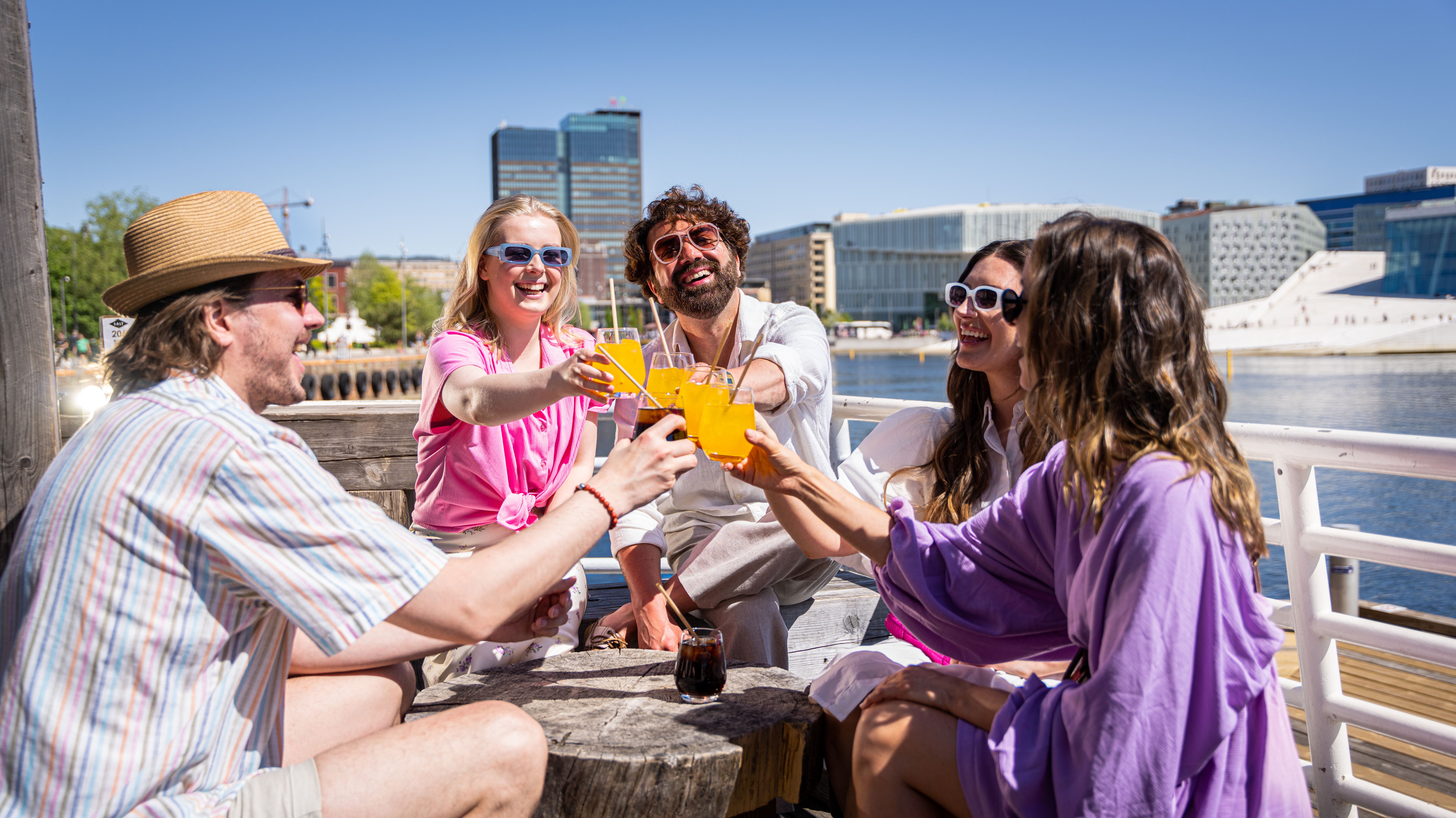 Young people cheering at SALT bar in Oslo.