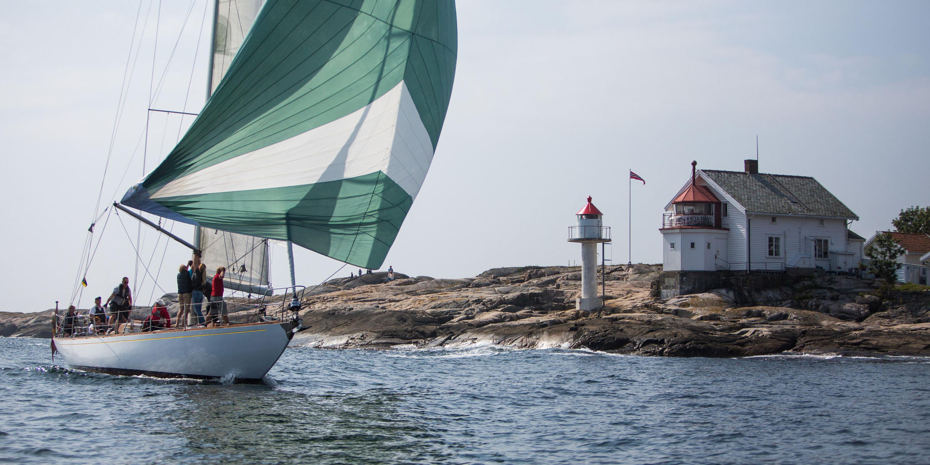 Seilbåt ved Stangholmen Fyr i Risør