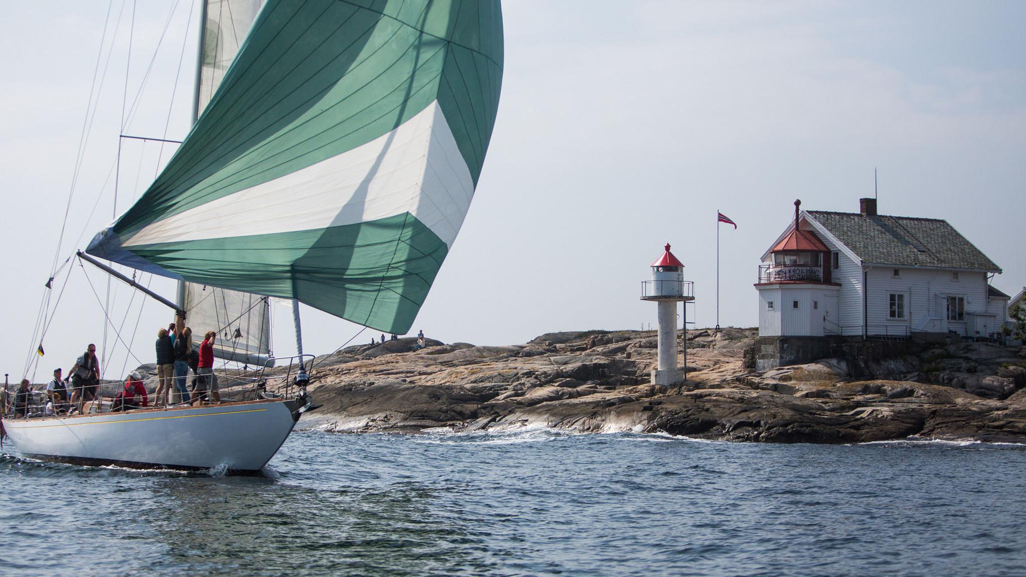 Seilbåt ved Stangholmen Fyr i Risør