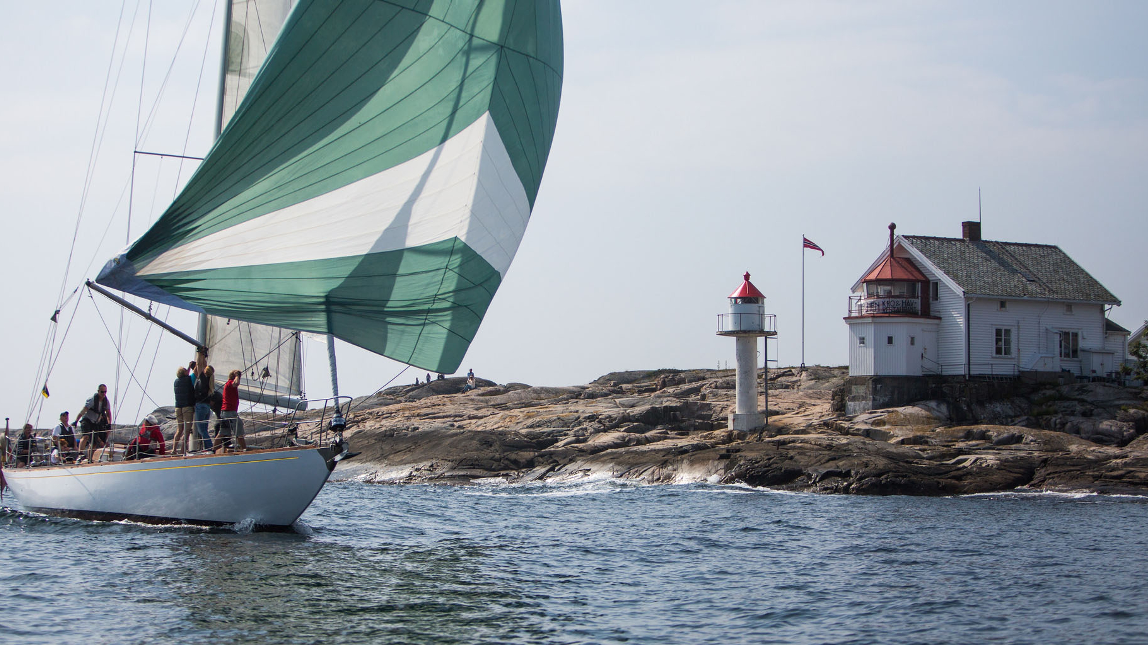 Seilbåt ved Stangholmen Fyr i Risør