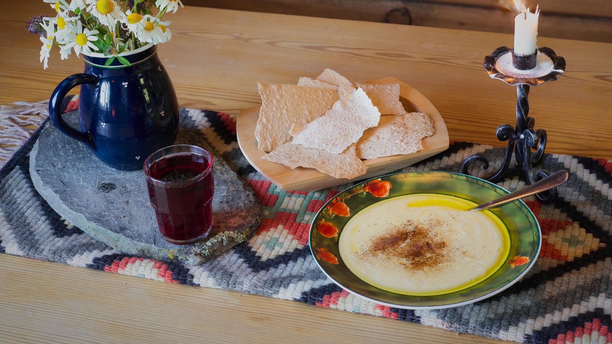 Rømmegrøt og flatbrød på Fagerdalen Støl i Hallingdal på Østlandet