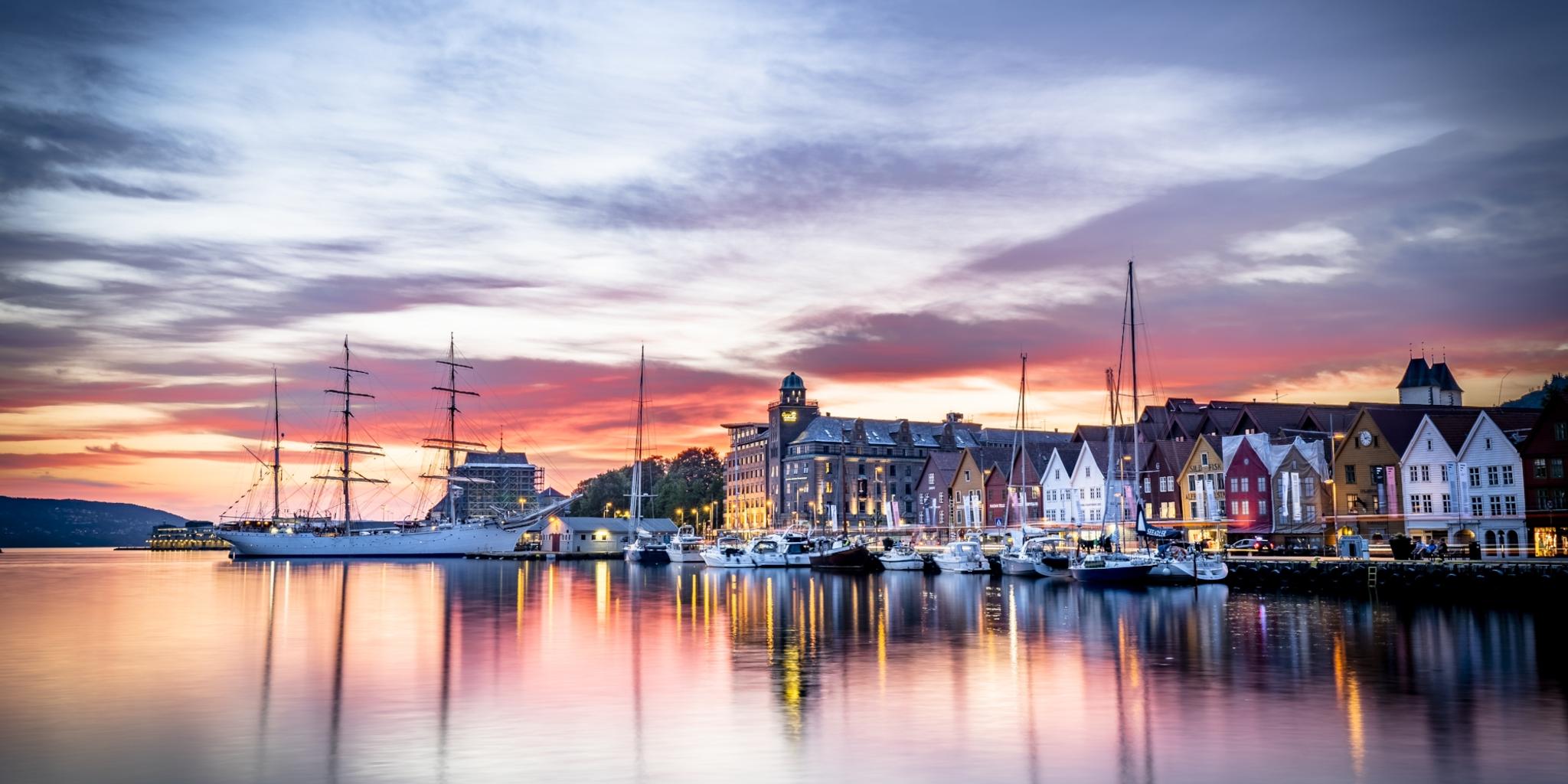 Bryggen a Bergen al tramonto, visto dal mare. Norvegia dei fiordi