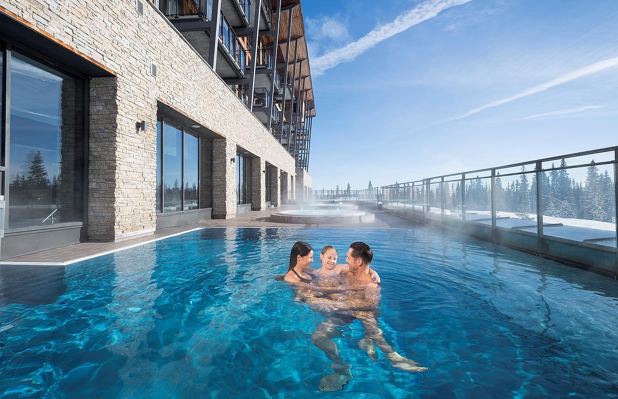 Familie i bassengområdet på SkiStar Lodge Trysil