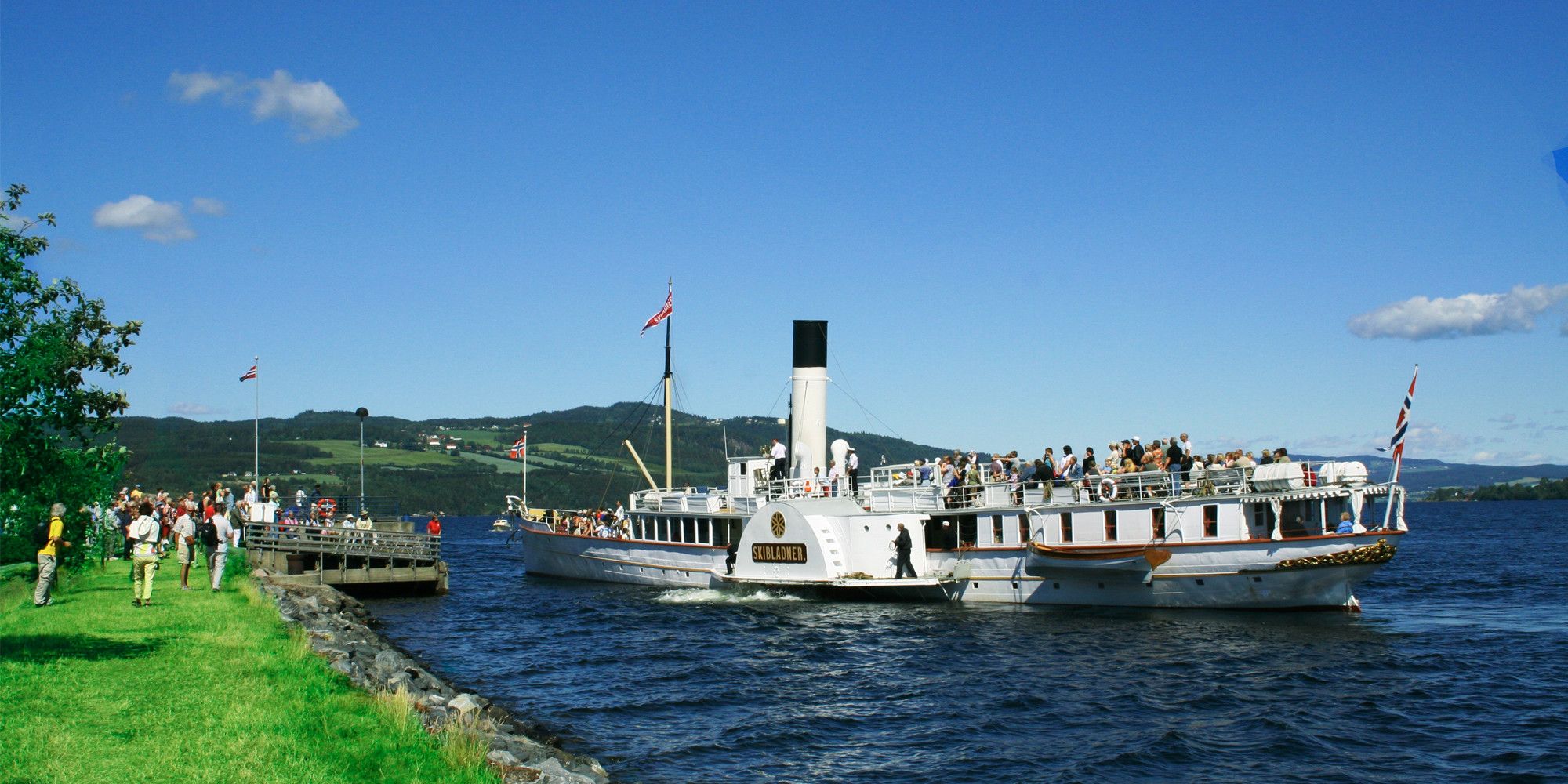 Skibladner legger fra kai på Mjøsa