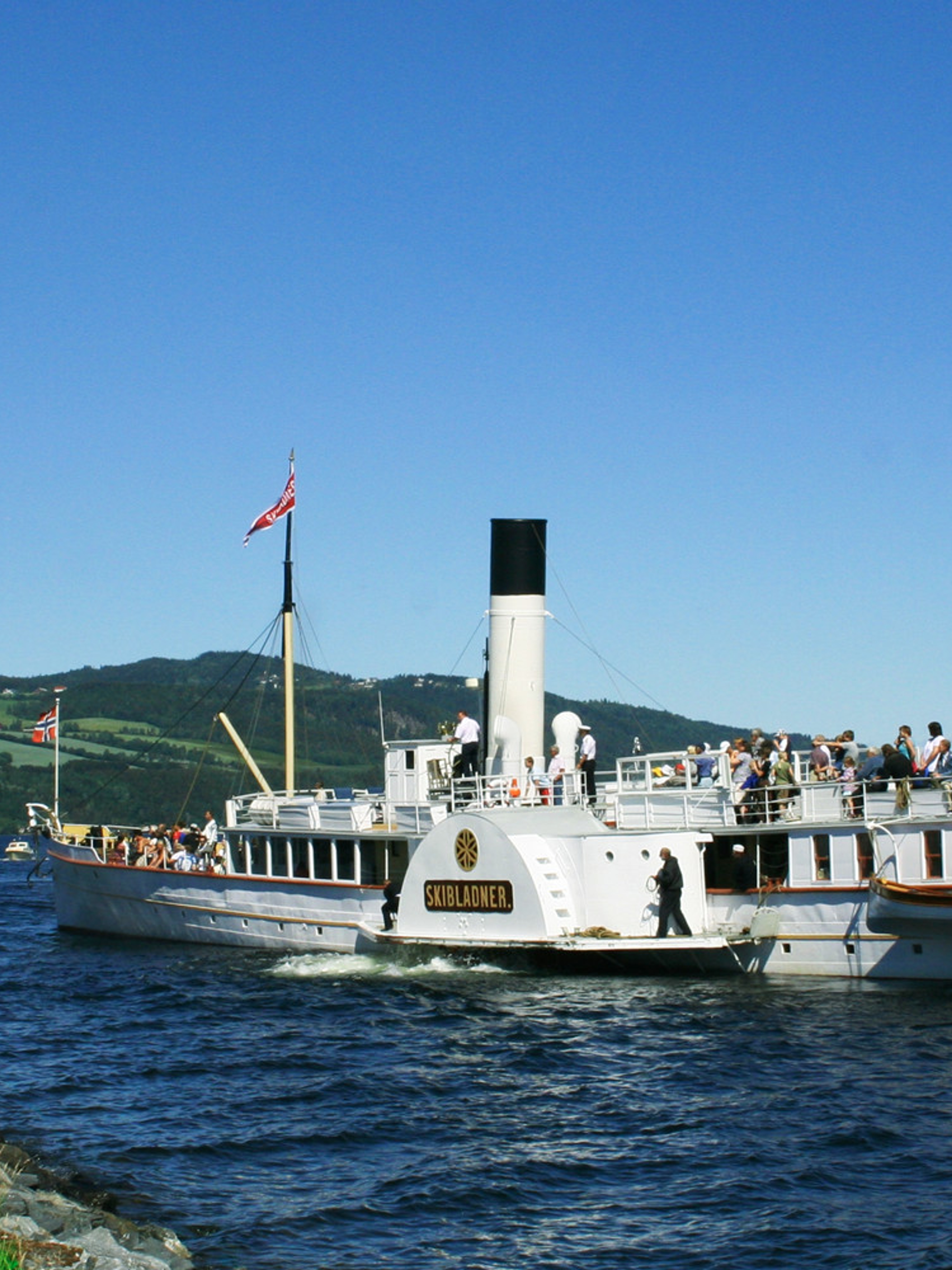 Skibladner legger fra kai på Mjøsa