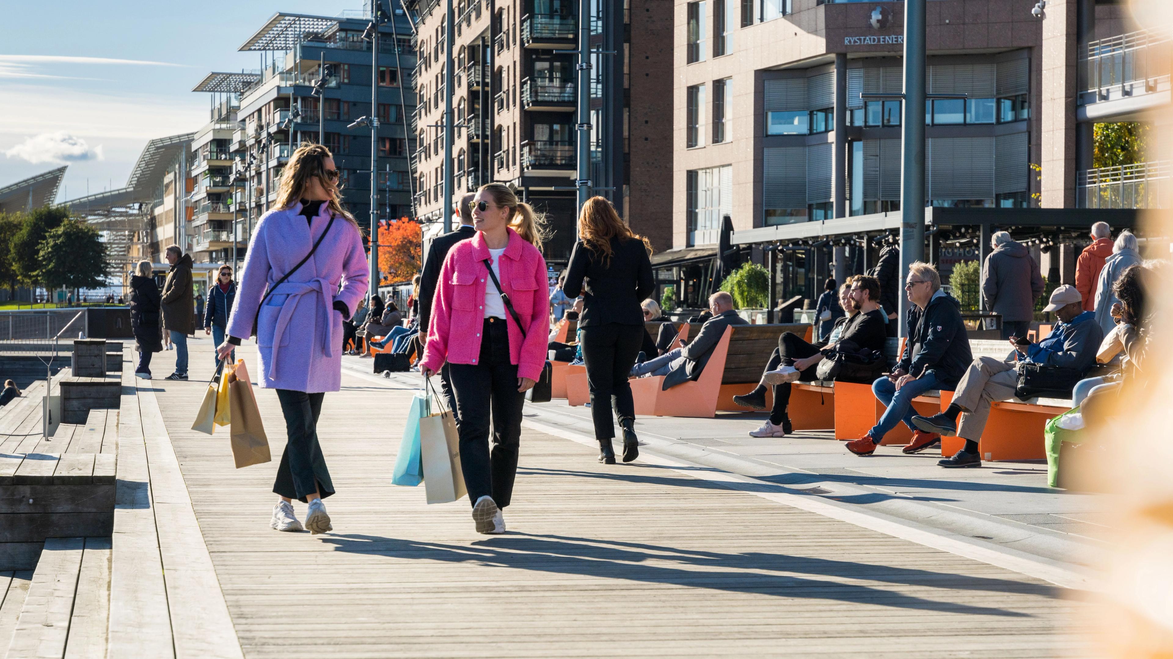 Two friends shopping at Aker Brygge in Oslo