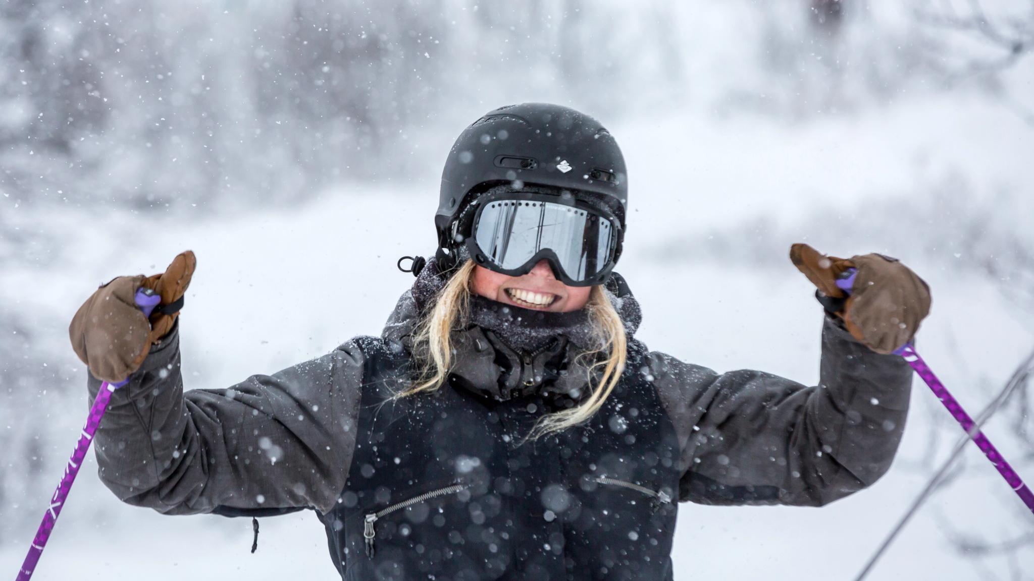 En kvinnlig skidåkare som jublar i Geilo