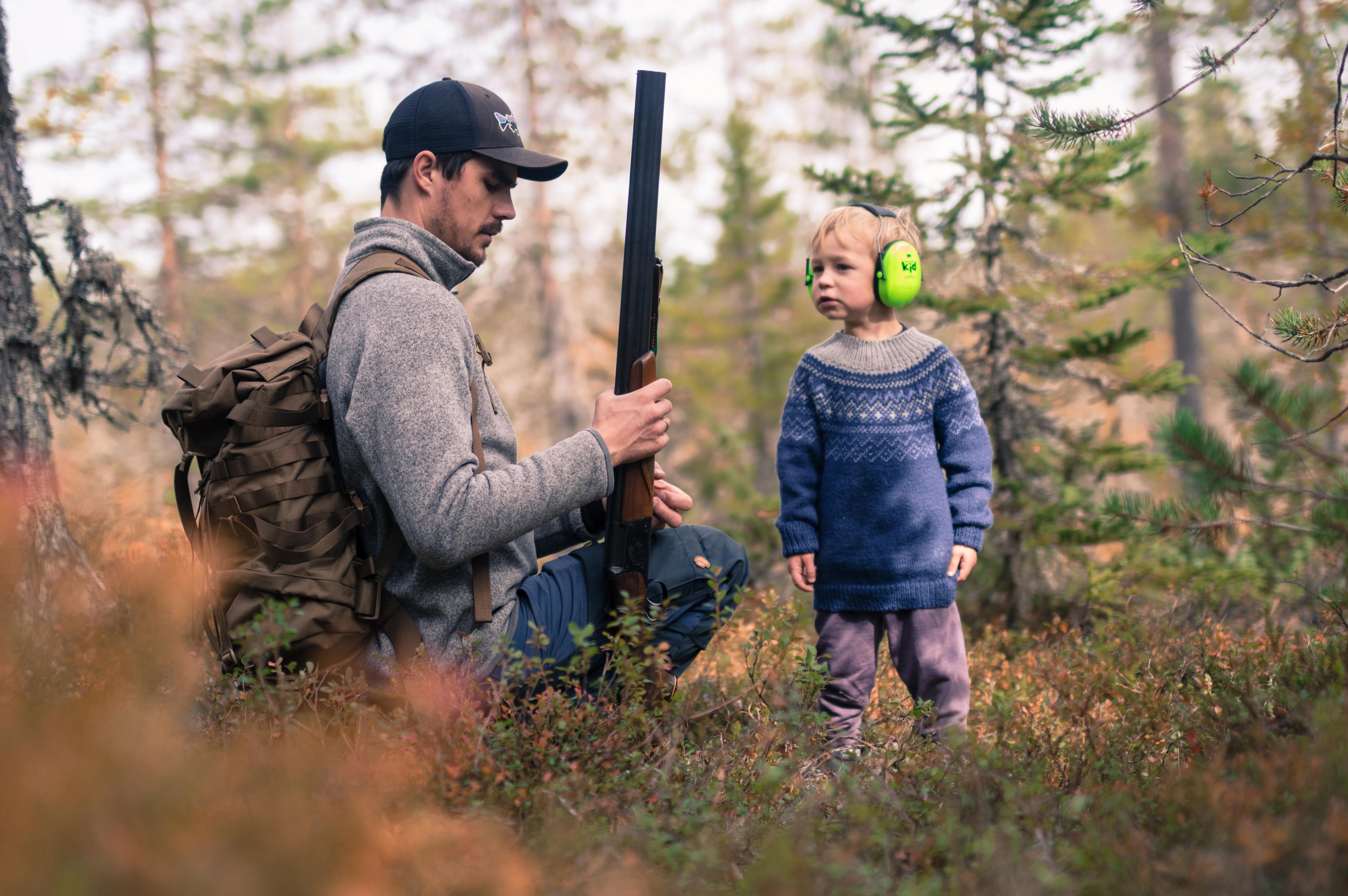 Far og sønn på jakt i de norske skogene