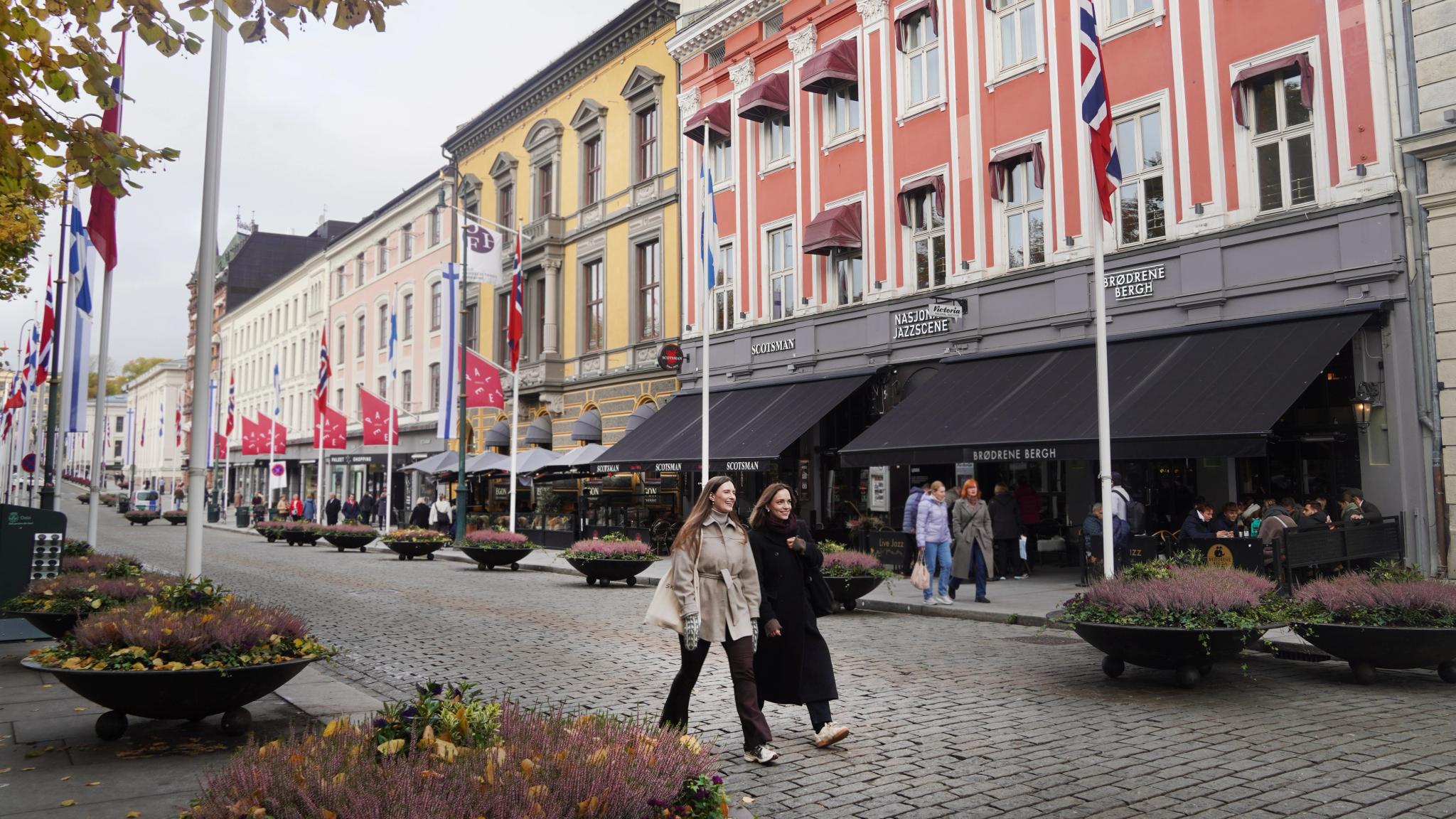 Two woman walking down the main street in Oslo.