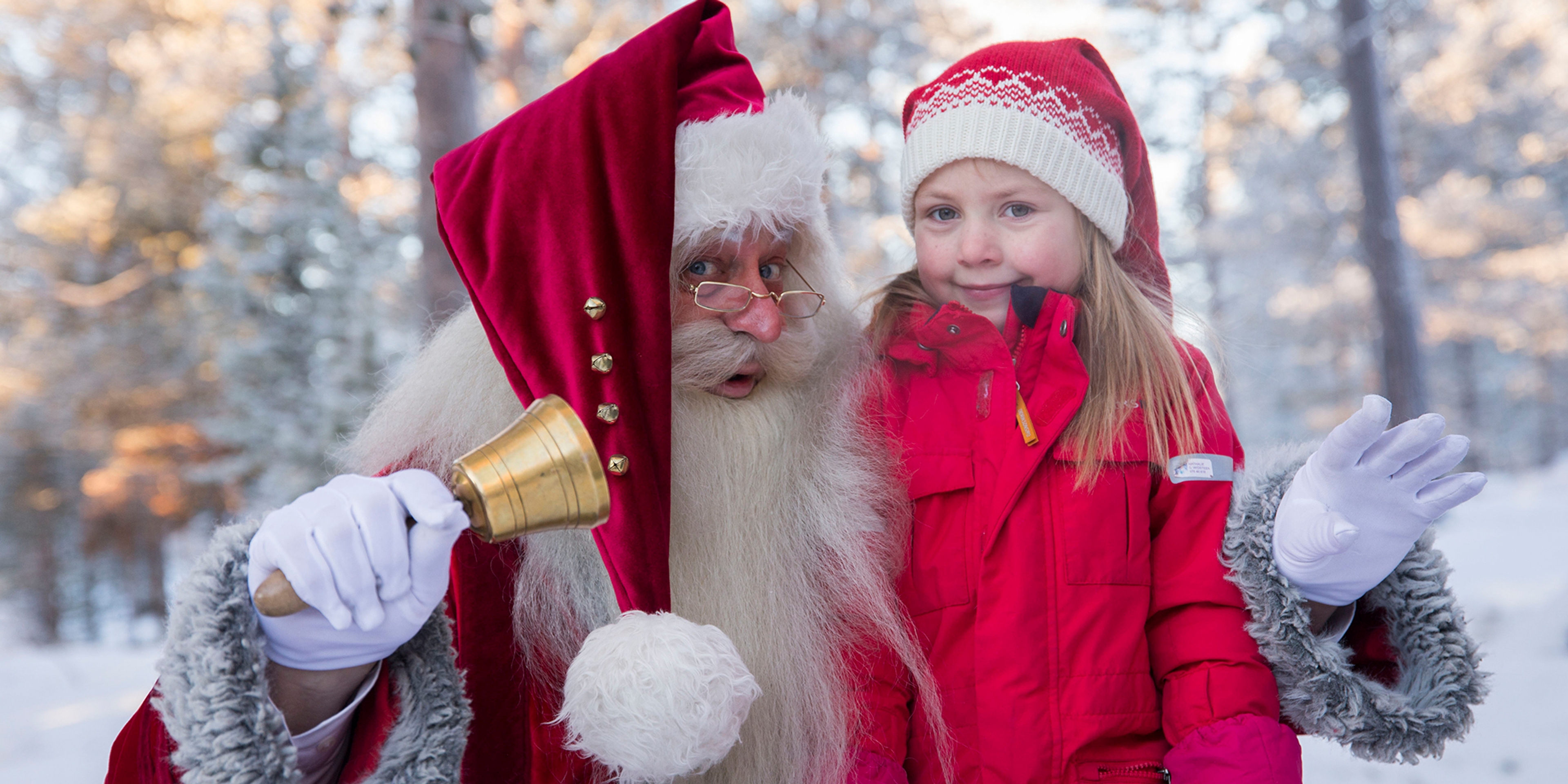 Der Weihnachtsmann und ein Mädchen an einem der beliebtesten Weihnachtsziele Norwegens, Savalen