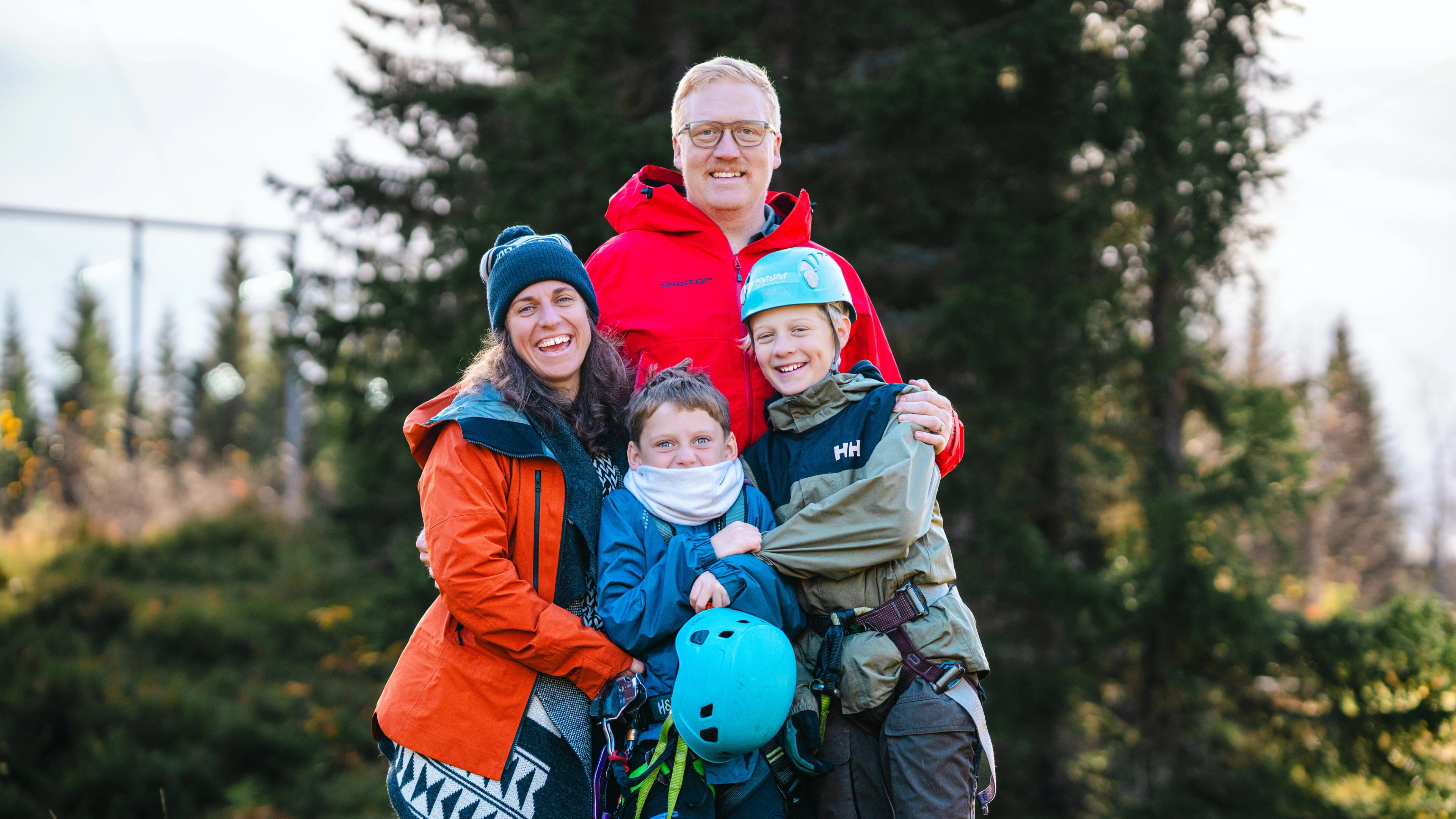 En familie i Høyt og Lavt klatrepark i Trysil