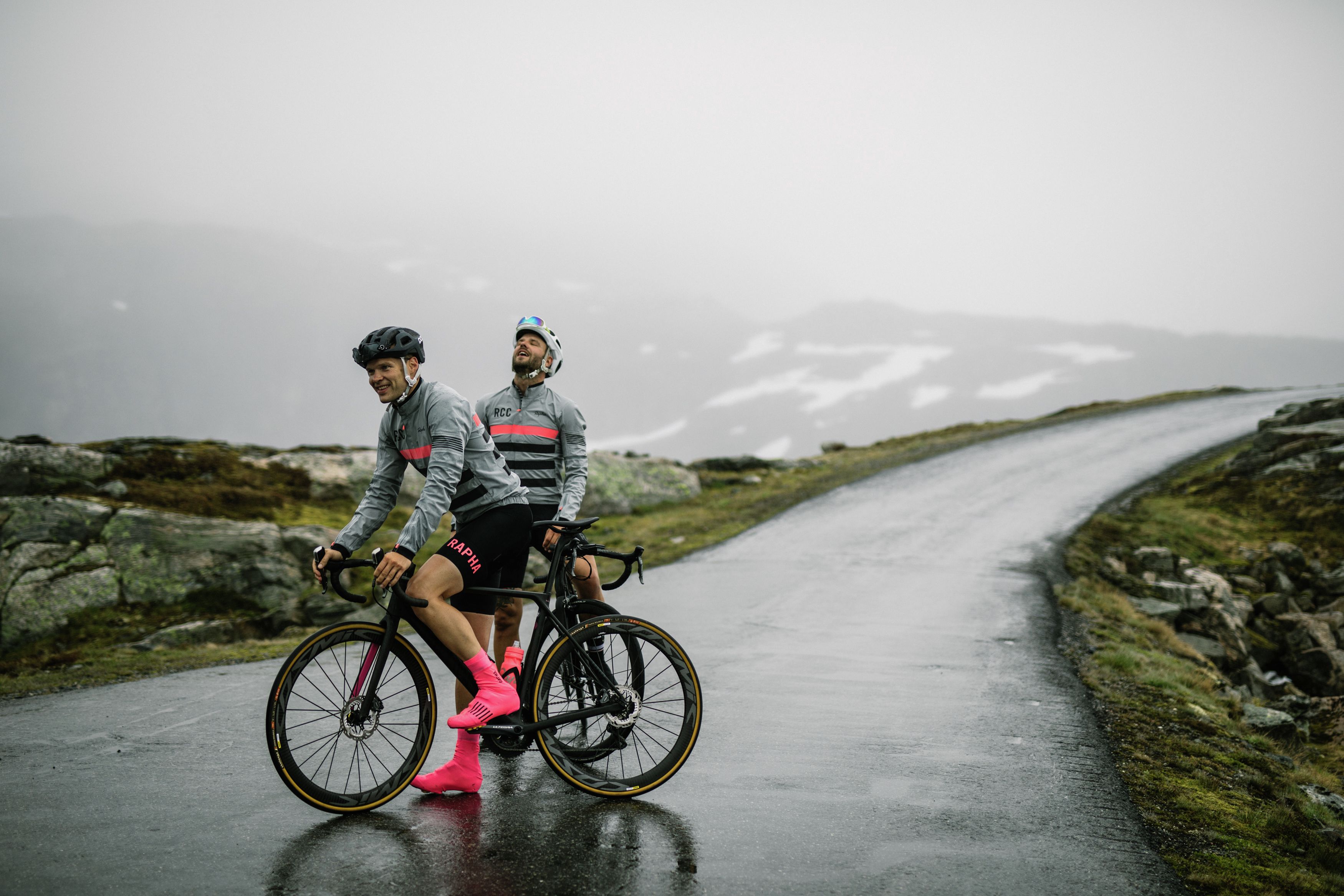 Två landsvägcyklister en regnig dag i Fjord Norge