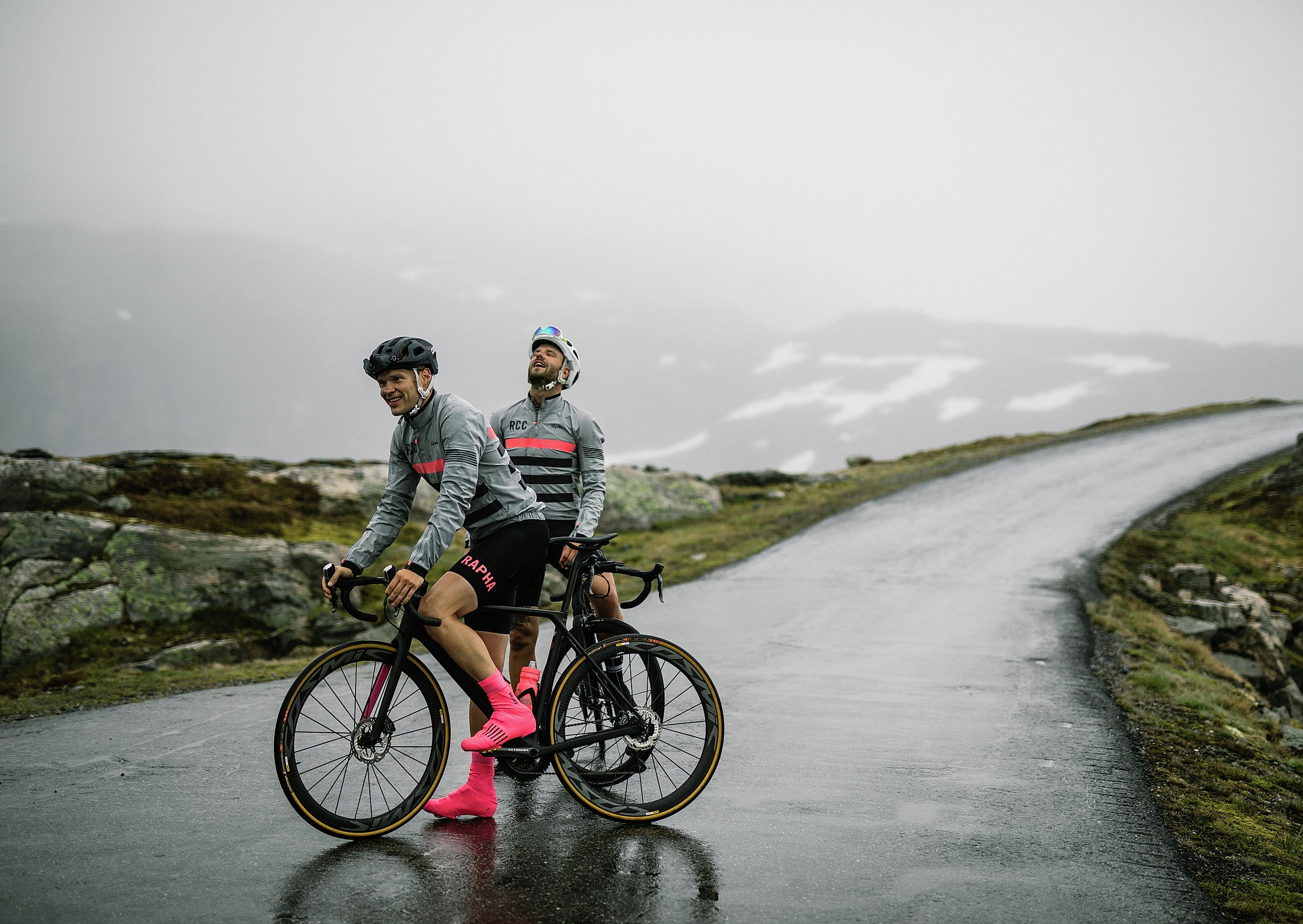 Två landsvägcyklister en regnig dag i Fjord Norge