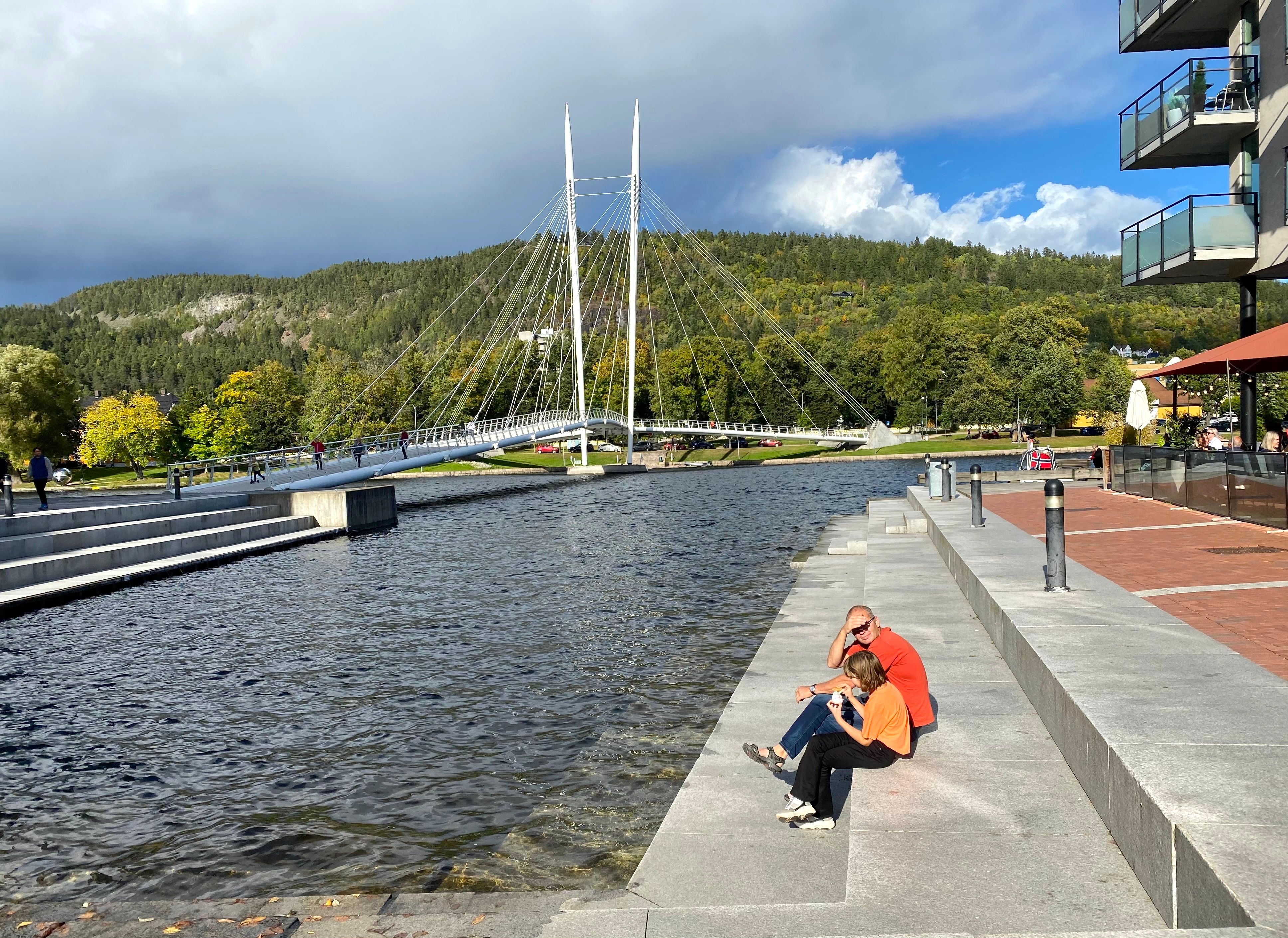 På sjökanten vid Ypsilonbroen i Drammen