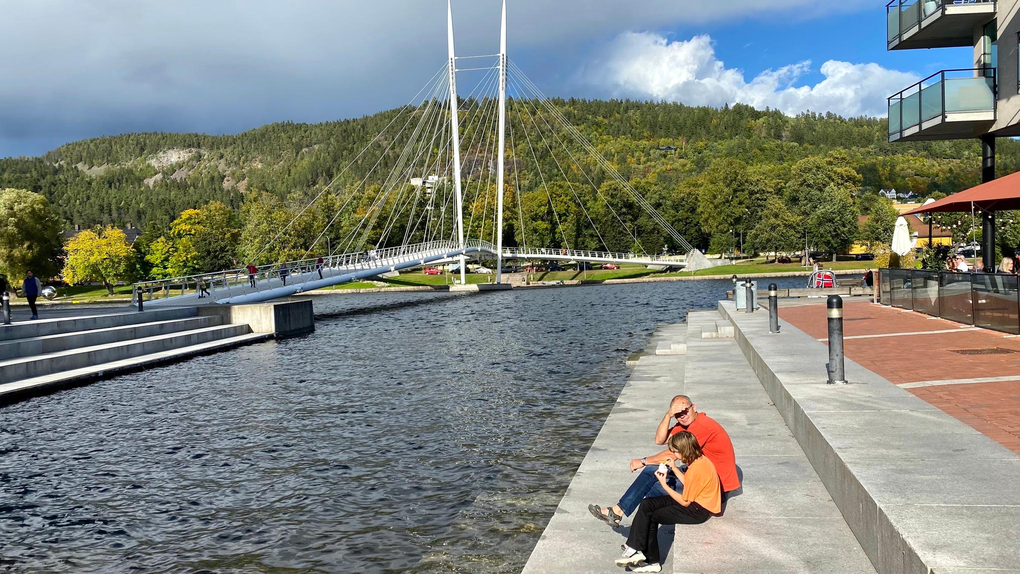 På sjökanten vid Ypsilonbroen i Drammen
