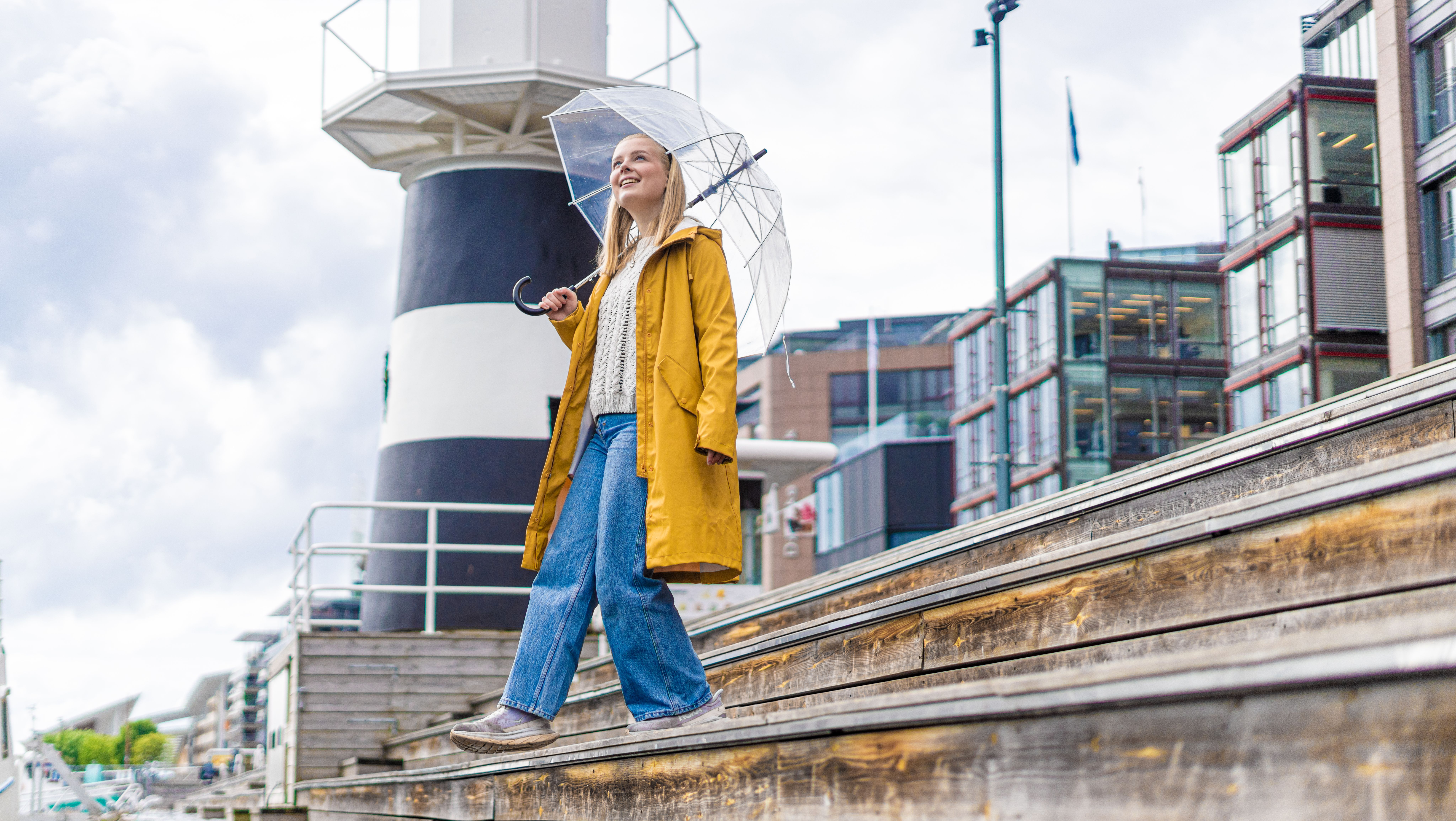 En kvinne i regnet