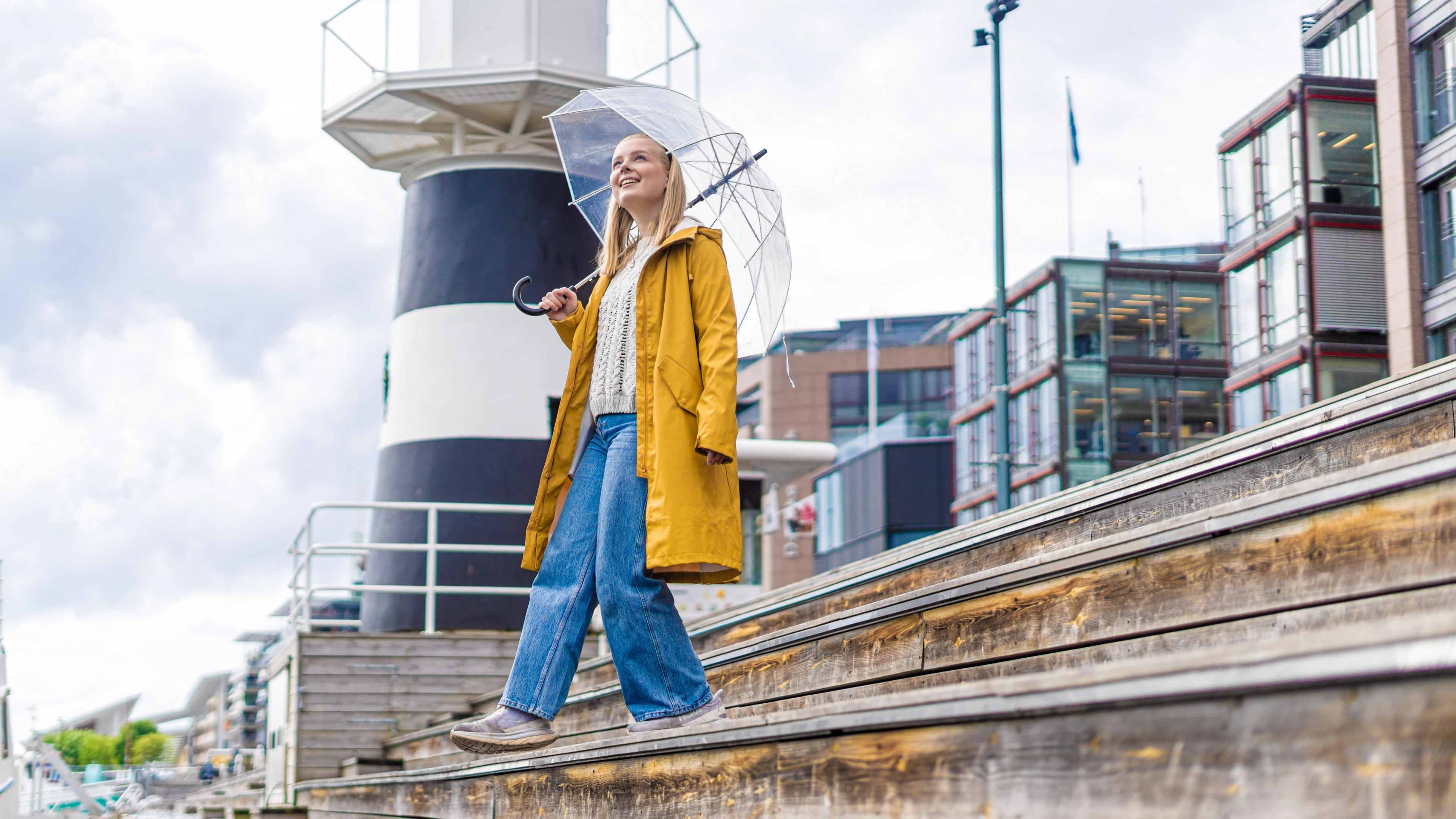 En kvinne i regnet