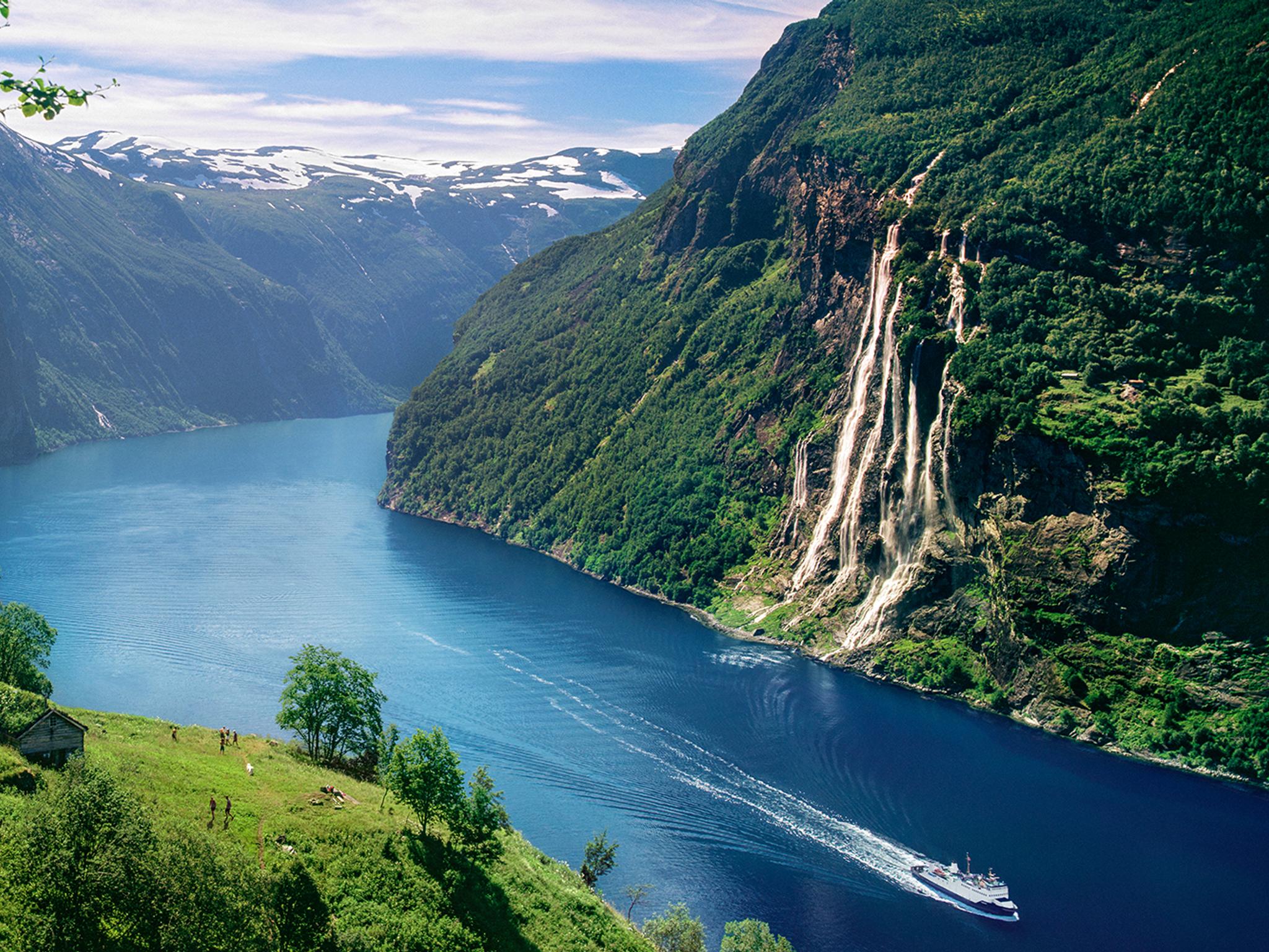 Utsikt over Geirangerfjorden og fossen De syv søstrene
