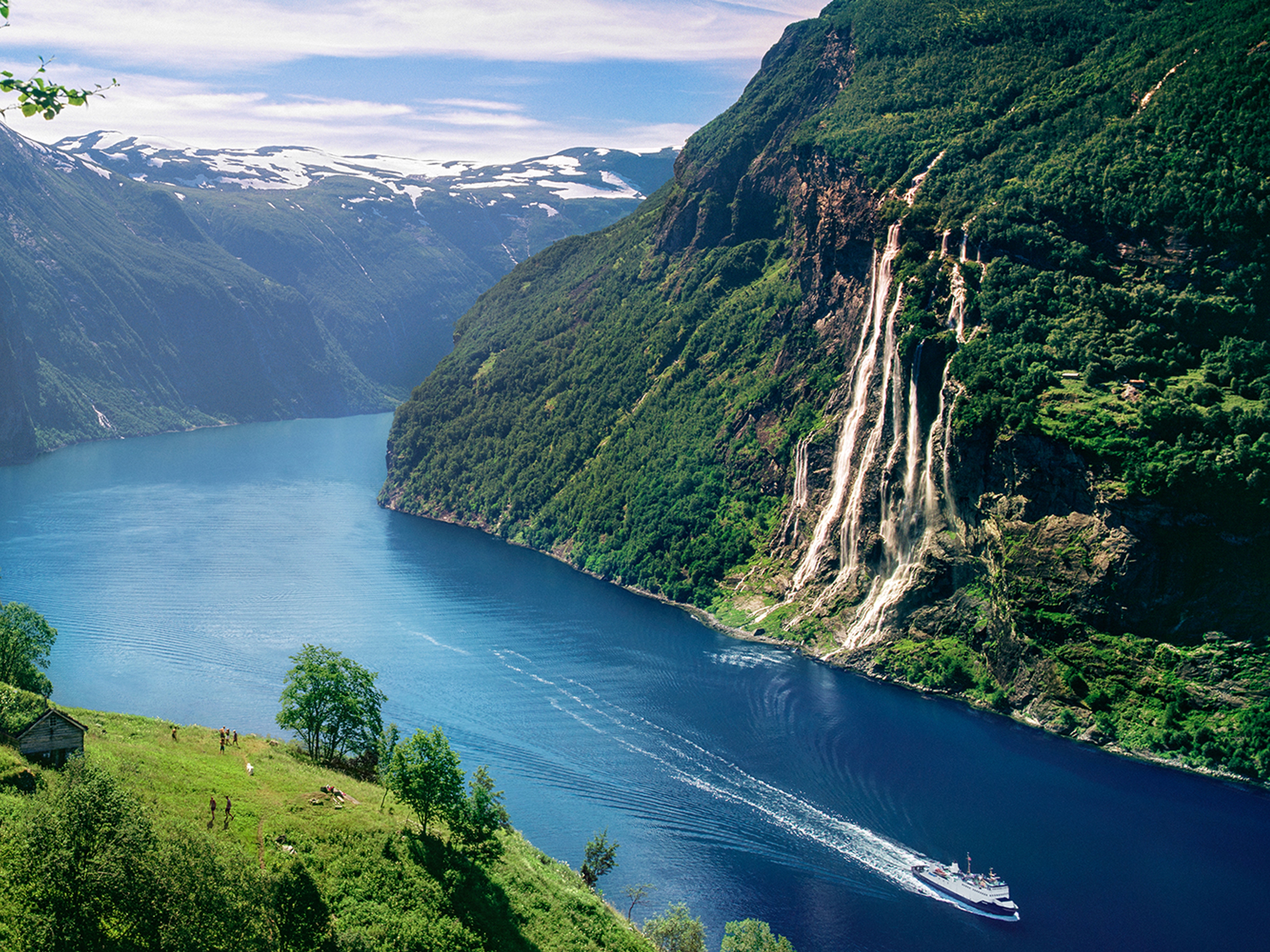 Utsikt over Geirangerfjorden og fossen De syv søstrene