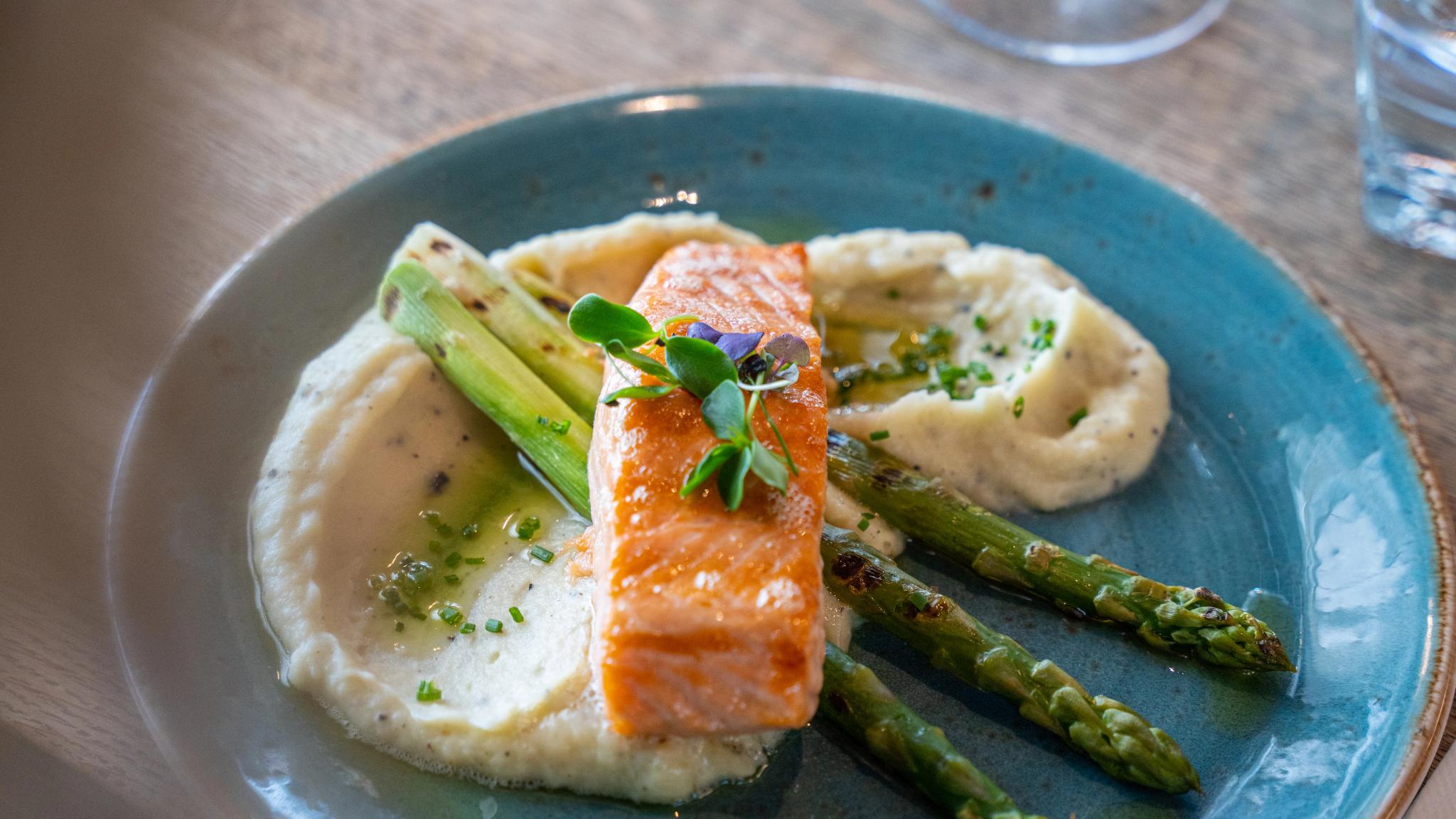 Grillet laks på tallerken hos The Salmon, på Tjuvholmen i Oslo