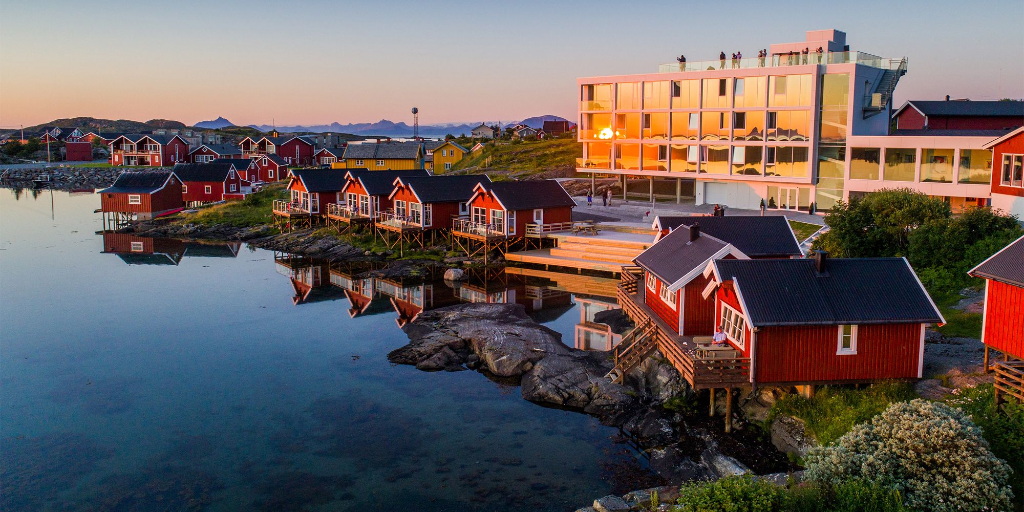 Lovund Hotel og rorbuer på øen Lovund ud for Helgelandskysten. Kystriksveien i Nord-Norge