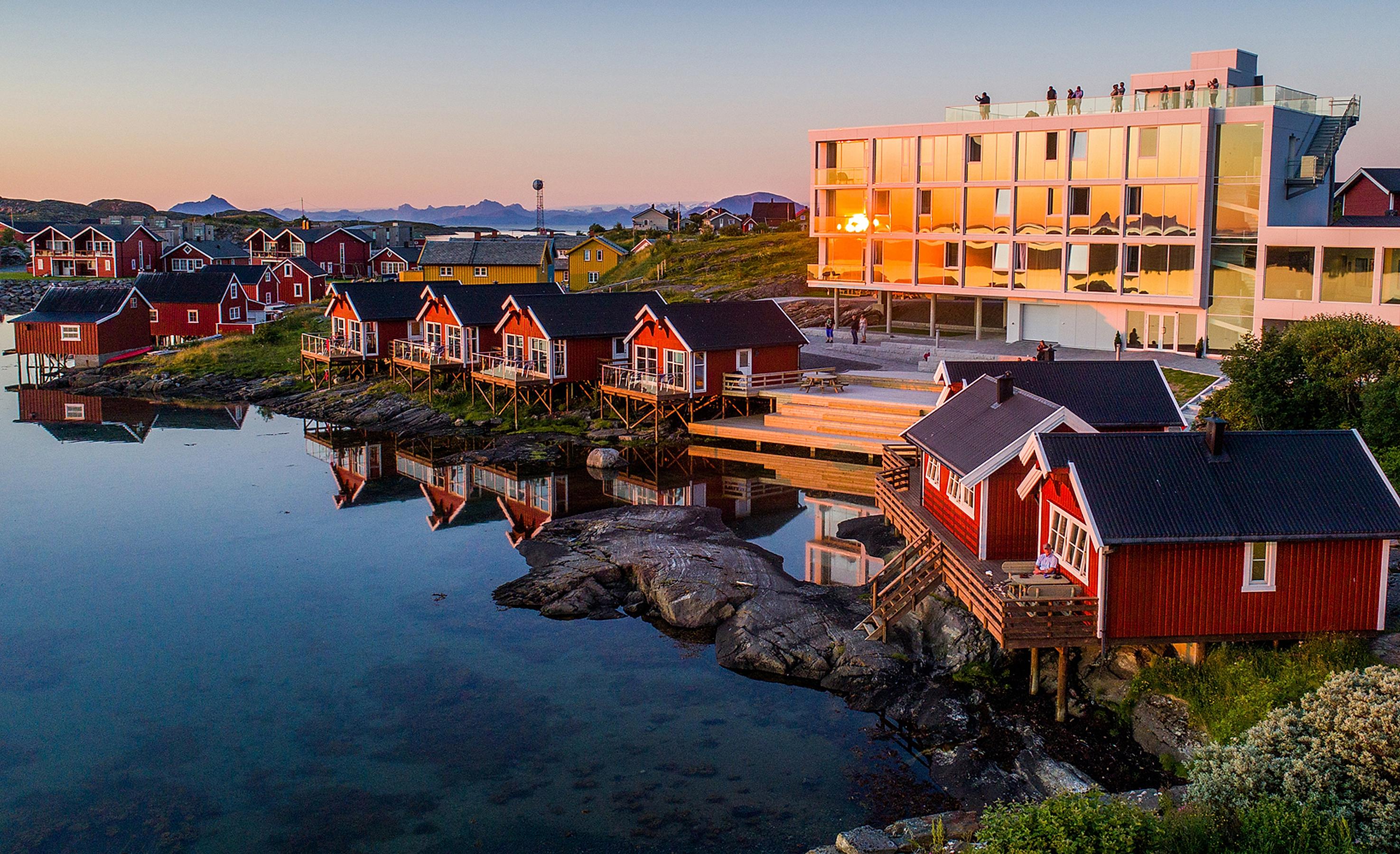 Lovund Hotel og rorbuer på øen Lovund ud for Helgelandskysten. Kystriksveien i Nord-Norge